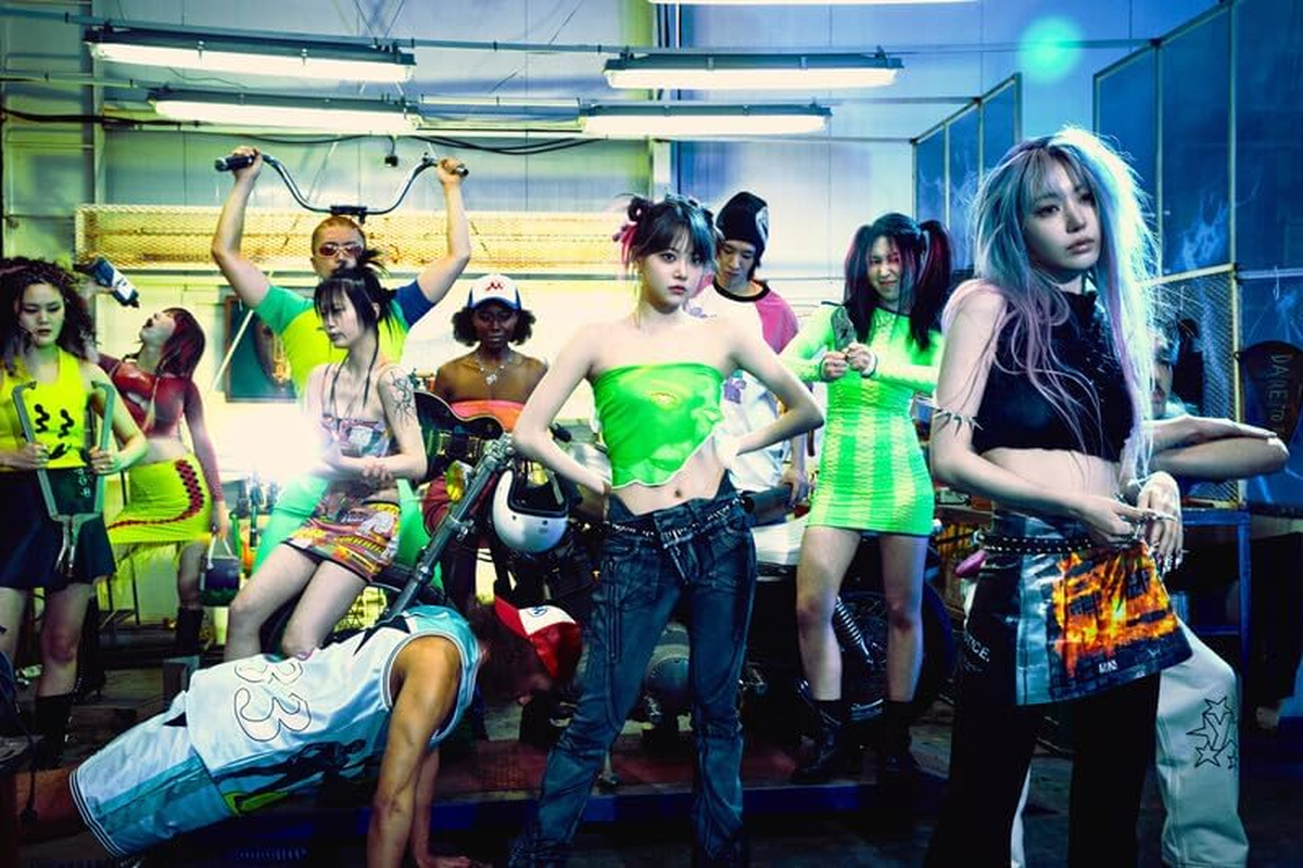 LE SSERAFIM Crazy 4Th Mini Album Weverse Albums Random Version Outbox+1P QR Card+4P Photocard A+5P Photocard B+1Ea User Guide+Tracking Sealed Le Seraphim LSFM image number 2