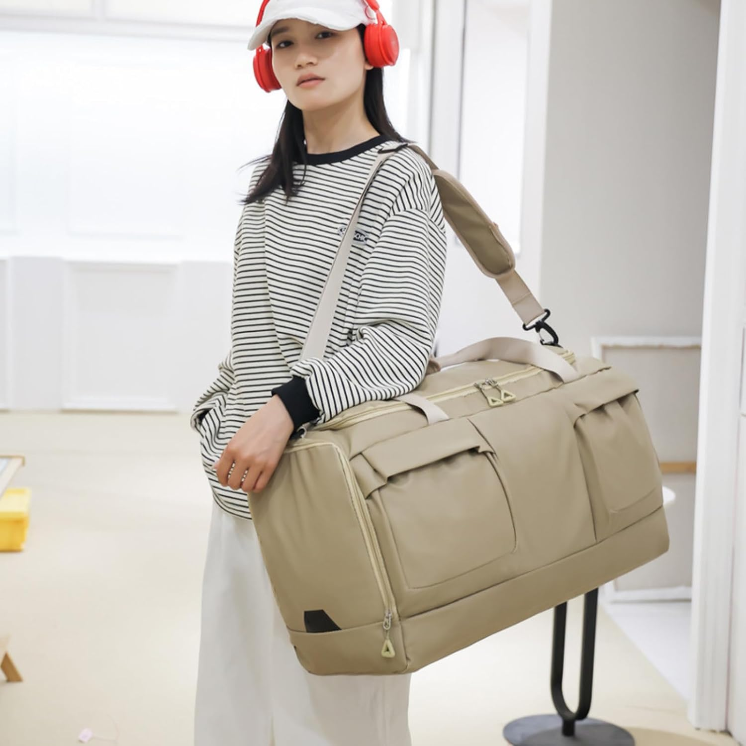 Gym Bag for Men Women, Large Sports Travel Duffle Bag with Wet Pocket & Shoe Compartment, 50L Waterproof Lightweight Carry on Overnight Weekender Bag - Beige image number 4