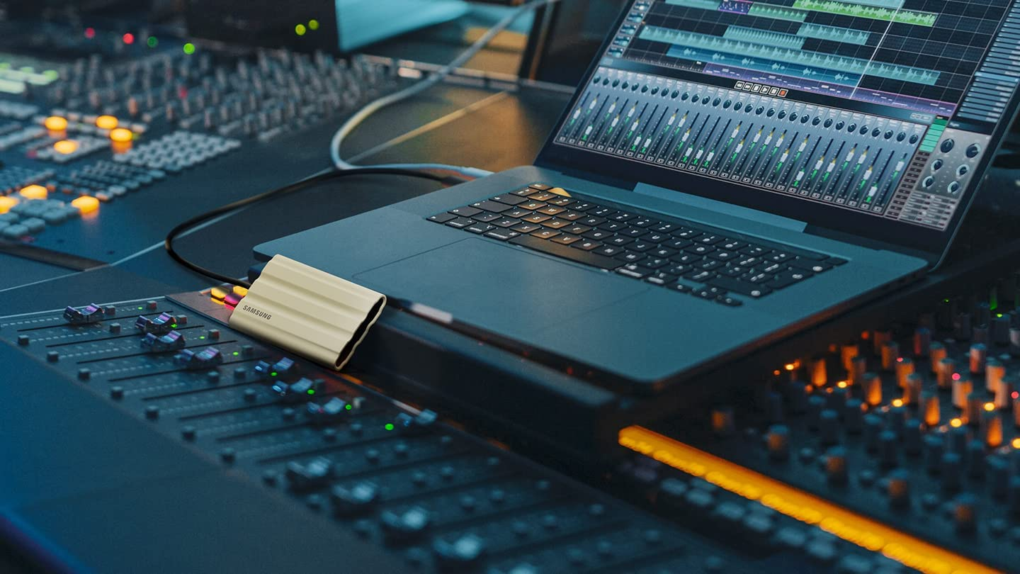 Samsung T7 Shield 4TB Portable SSD - 1050Mb/S, Rugged, Water & Dust Resistant, for Content Creators - Black image number 4