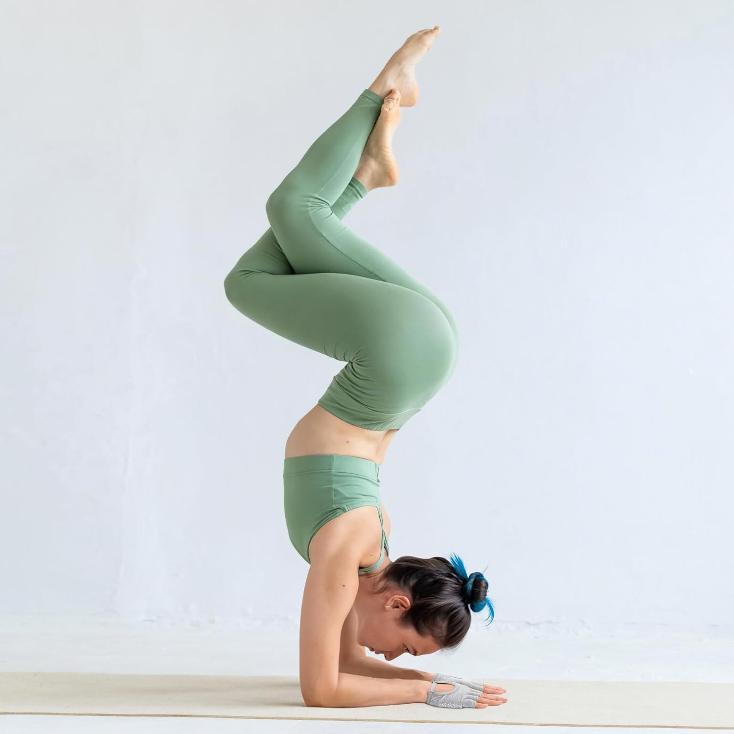 Yoga Gloves Non-Slip Breathable for Pilates and Gym - Comfortable Sweat Absorption for Women with White Silicone Dots Fingerless - Gift - Pink image number 5