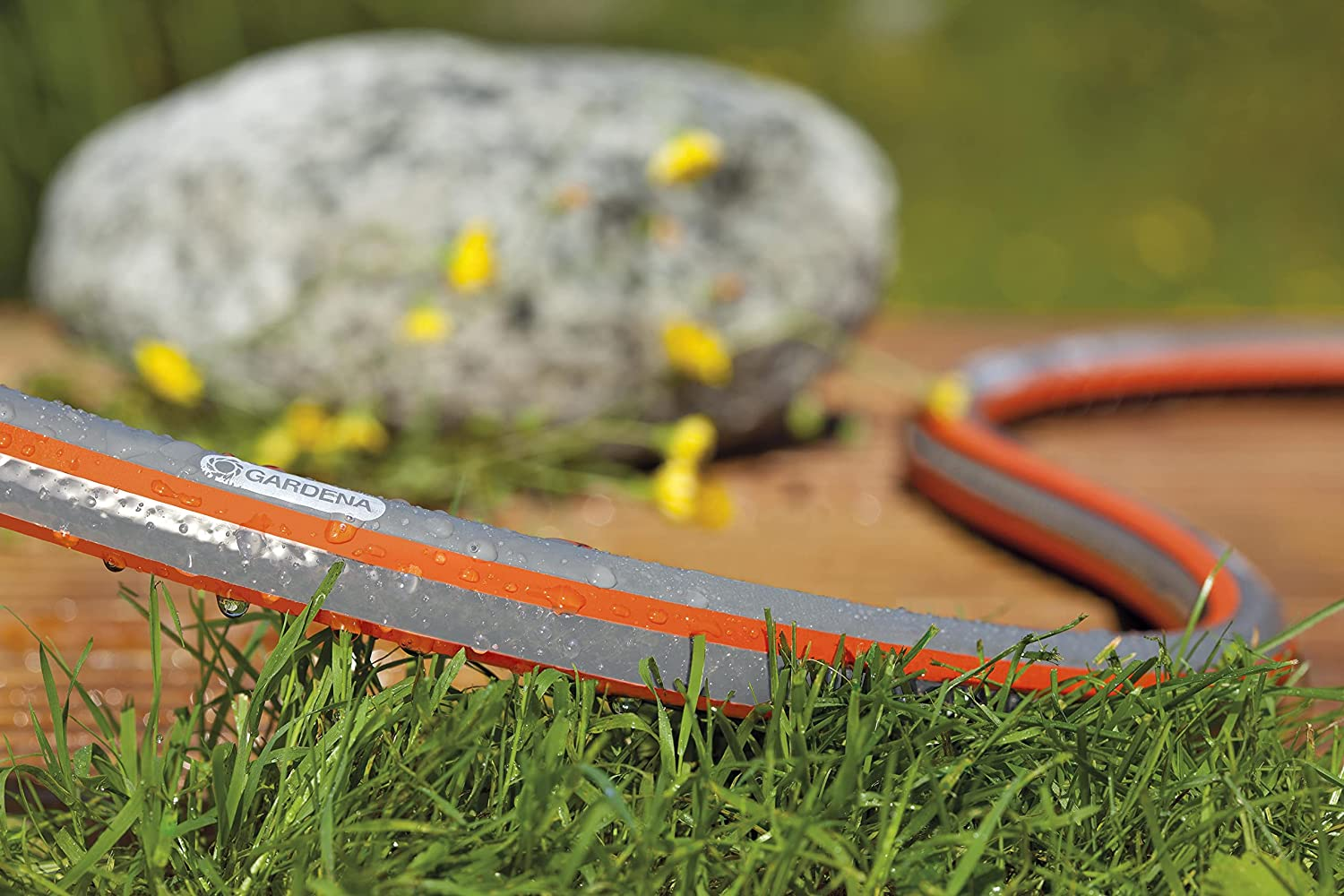 Gardena (39100) 100 Foot 5/8 Inch Heavy-Duty Quick Connect Hose, Heavy-Duty 5-Ply Design, Includes Quick Connectors and Adadpters, Kink-Resistant image number 3