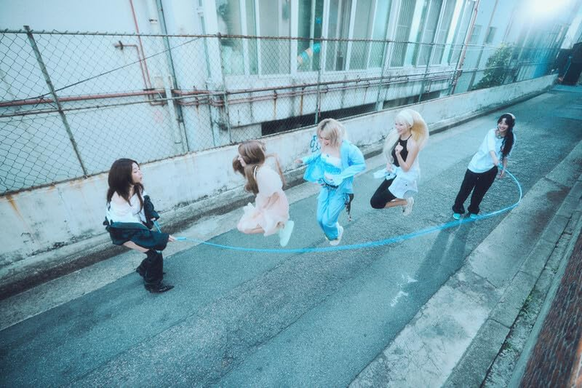 LE SSERAFIM Crazy 4Th Mini Album Weverse Albums Random Version Outbox+1P QR Card+4P Photocard A+5P Photocard B+1Ea User Guide+Tracking Sealed Le Seraphim LSFM image number 4