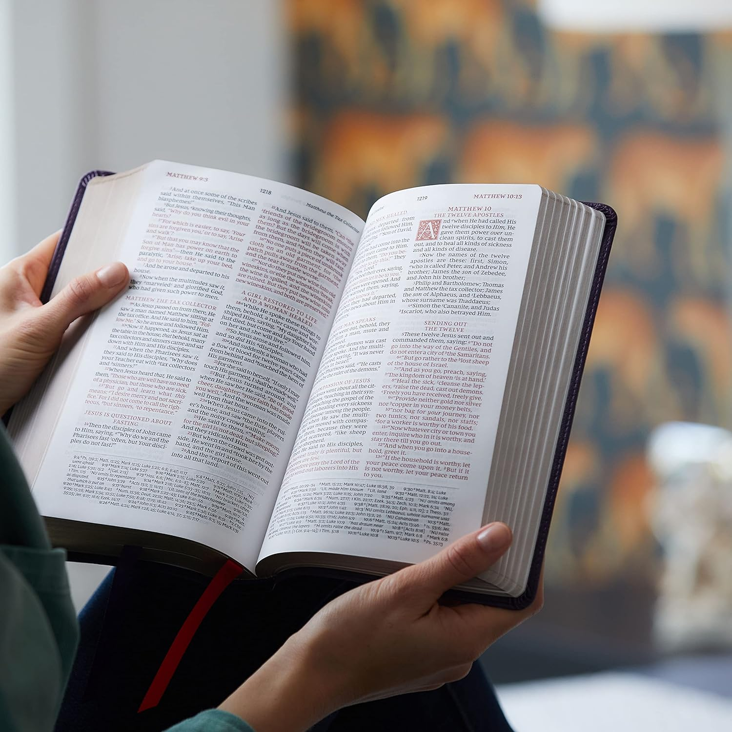 NKJV Personal Size Reference Bible, Sovereign Collection, Red Letter, Comfort Print [Black]: Holy Bible, New King James Version image number 6