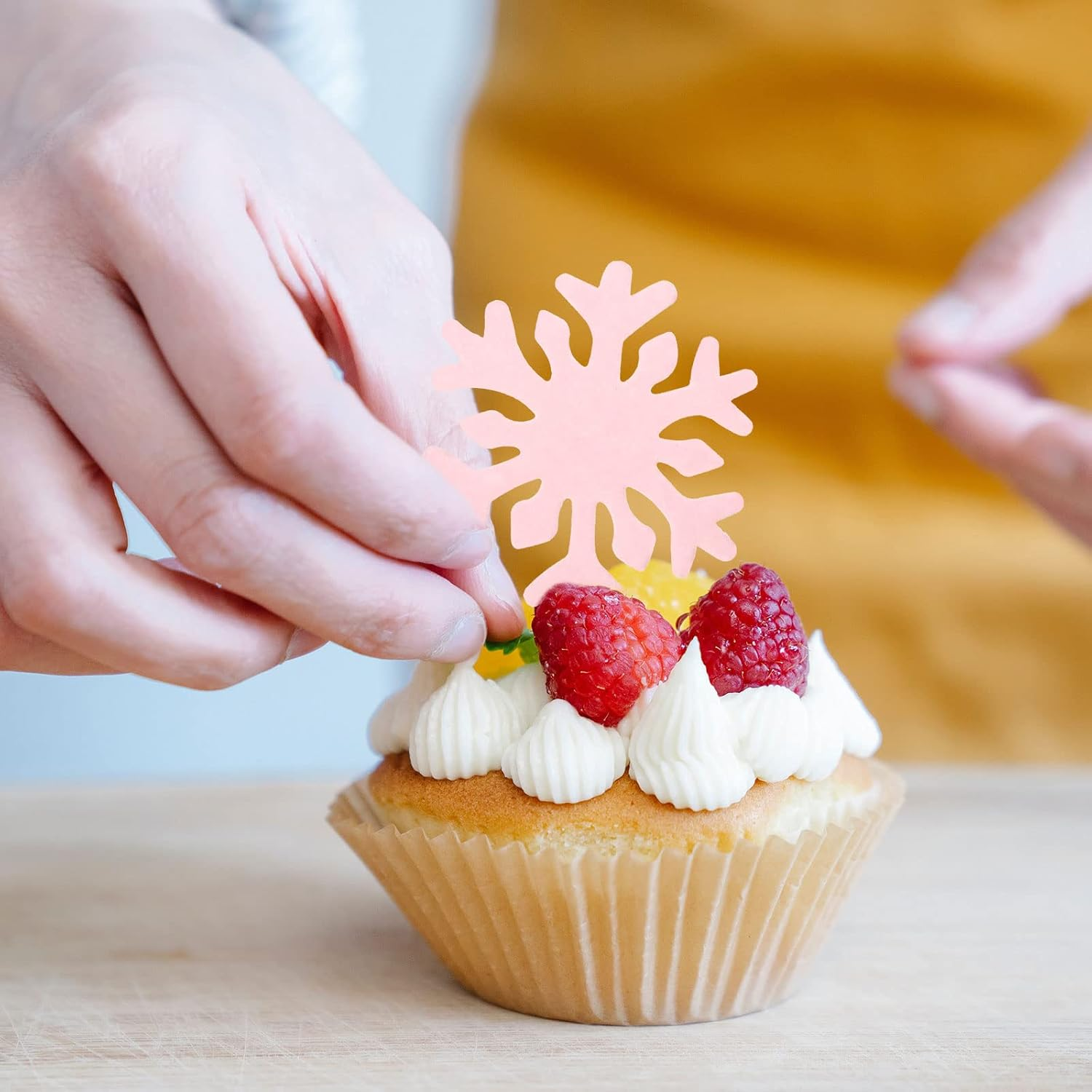 LUOZZY 50Pcs Edible Snowflakes Cake Decoration Cupcake Toppers Winter Christmas Party Cake Supplies - Pink