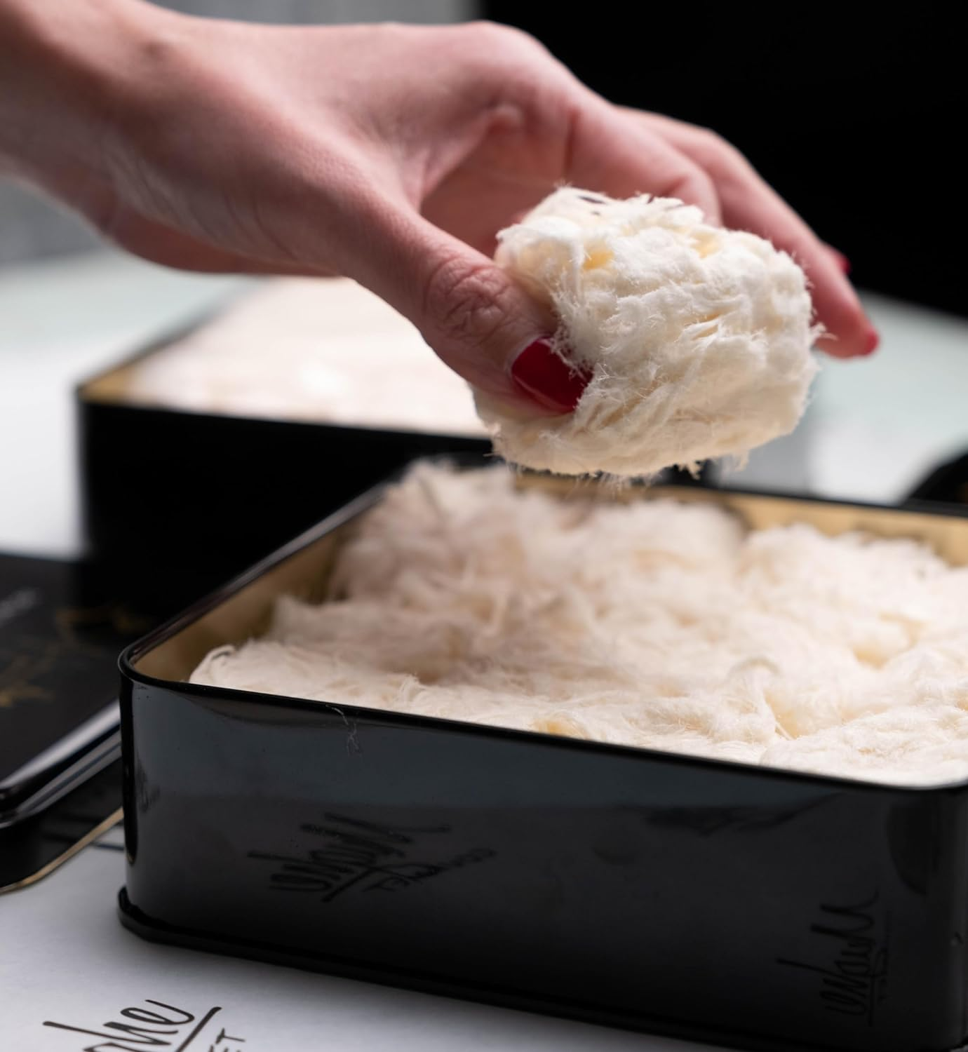 Mughe Gourmet Turkish Cotton Candy Pismaniye Sweet (12 Fluffs) - Special Halva Candy Metal Gift Box - Confectionery Pishmaniye - Traditional Floss Halvah - Perfect Gifts for Birthday, Christmas image number 5