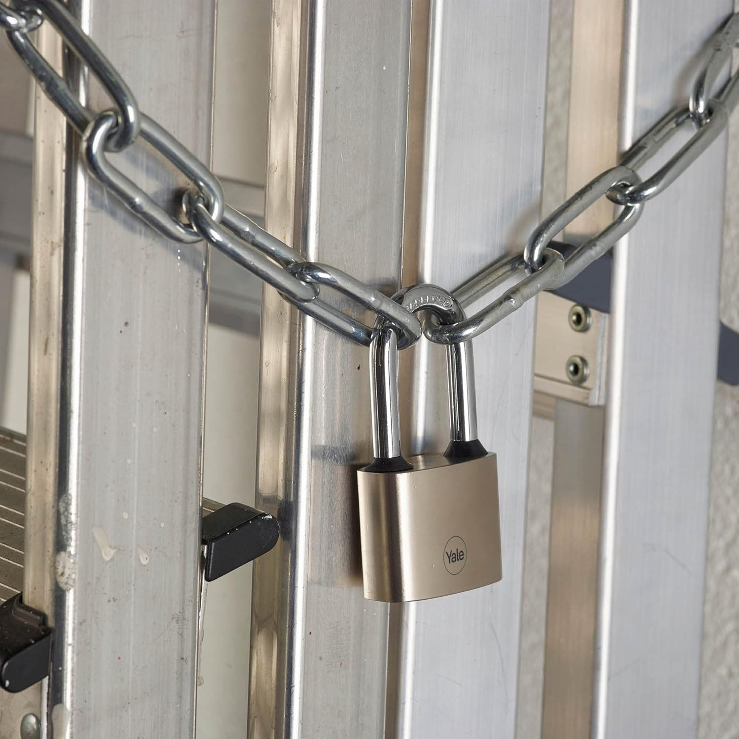 Yale Iron Disc Padlock 40Mm - Nickel Plated - Hardened Steel Long Shackle - Extreme Corrosion Resistance for Outdoor Use image number 3