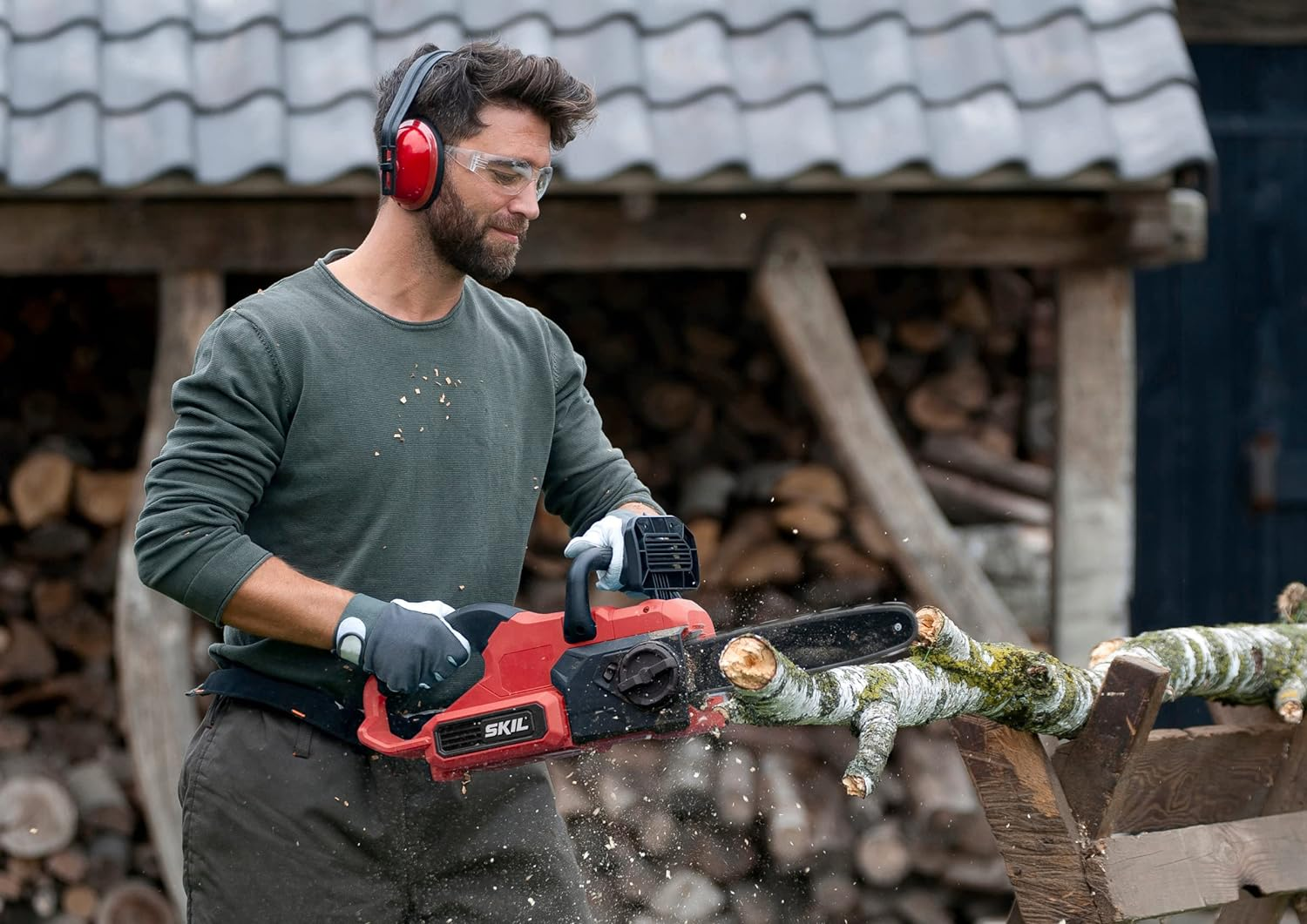 Skil Pwrcore 20V Brushless Chainsaw Kit with 2X2.5Ah Batteries and Dual Charger. image number 2