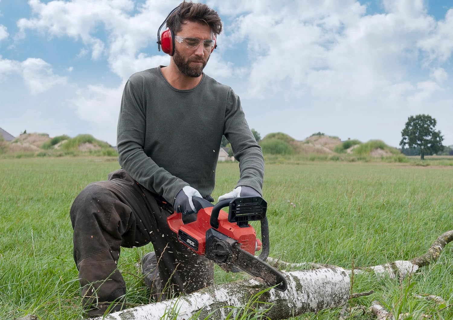 Skil Pwrcore 20V Brushless Chainsaw Kit with 2X2.5Ah Batteries and Dual Charger. image number 4