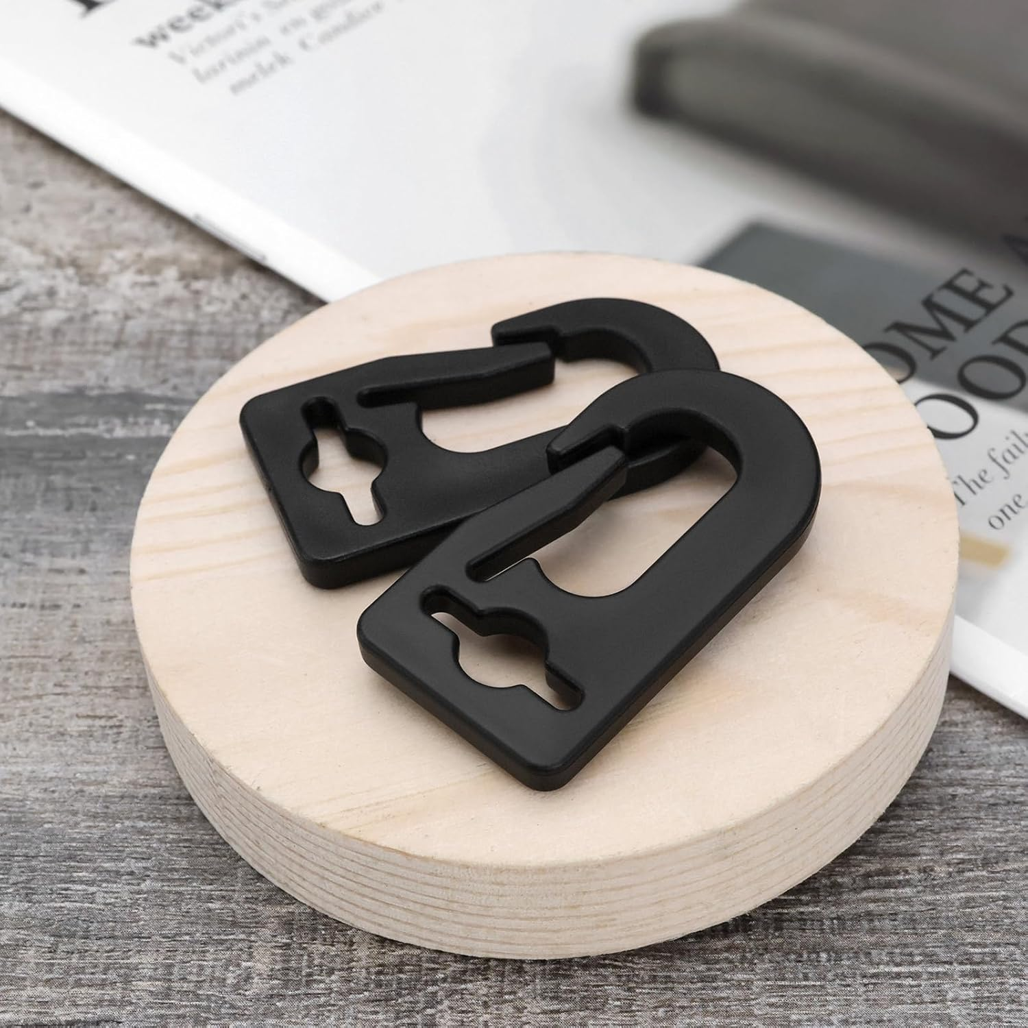 20Pcs Black Plastic Carabiner Hook Flag Hooks Plastic Flag Pole Clip Snap Suitable for Flagpole Flags within 18Mm Width Accessories Tool