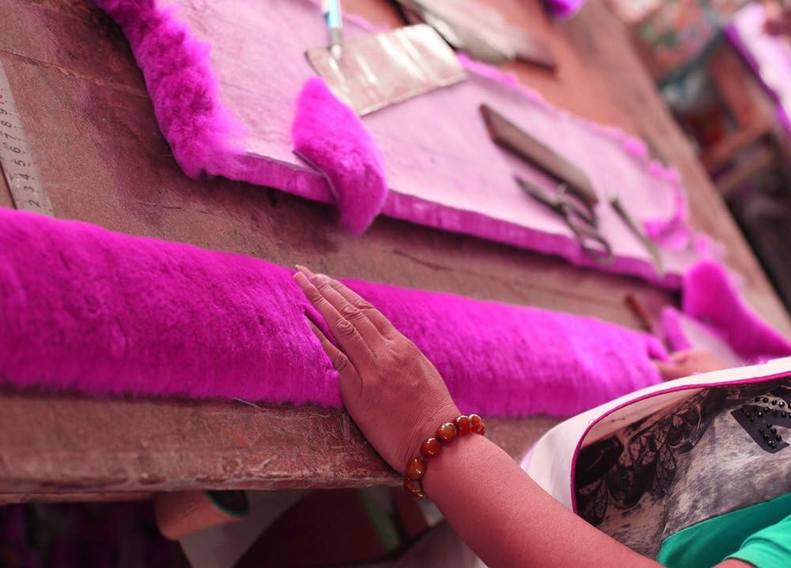 Dotesy Auto Genuine Sheepskin Seat Belt Cover,Universal Fuzzy Pure Wool Car Seatbelt Cover Shoulder Pads for Adults Kids Children,Safety Belt Strap Chest Protector Neck Cushion,Purple Pink image number 1