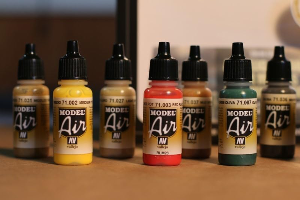 Vallejo Model Air Basic Colour 16 Piece Colour Set image number 1