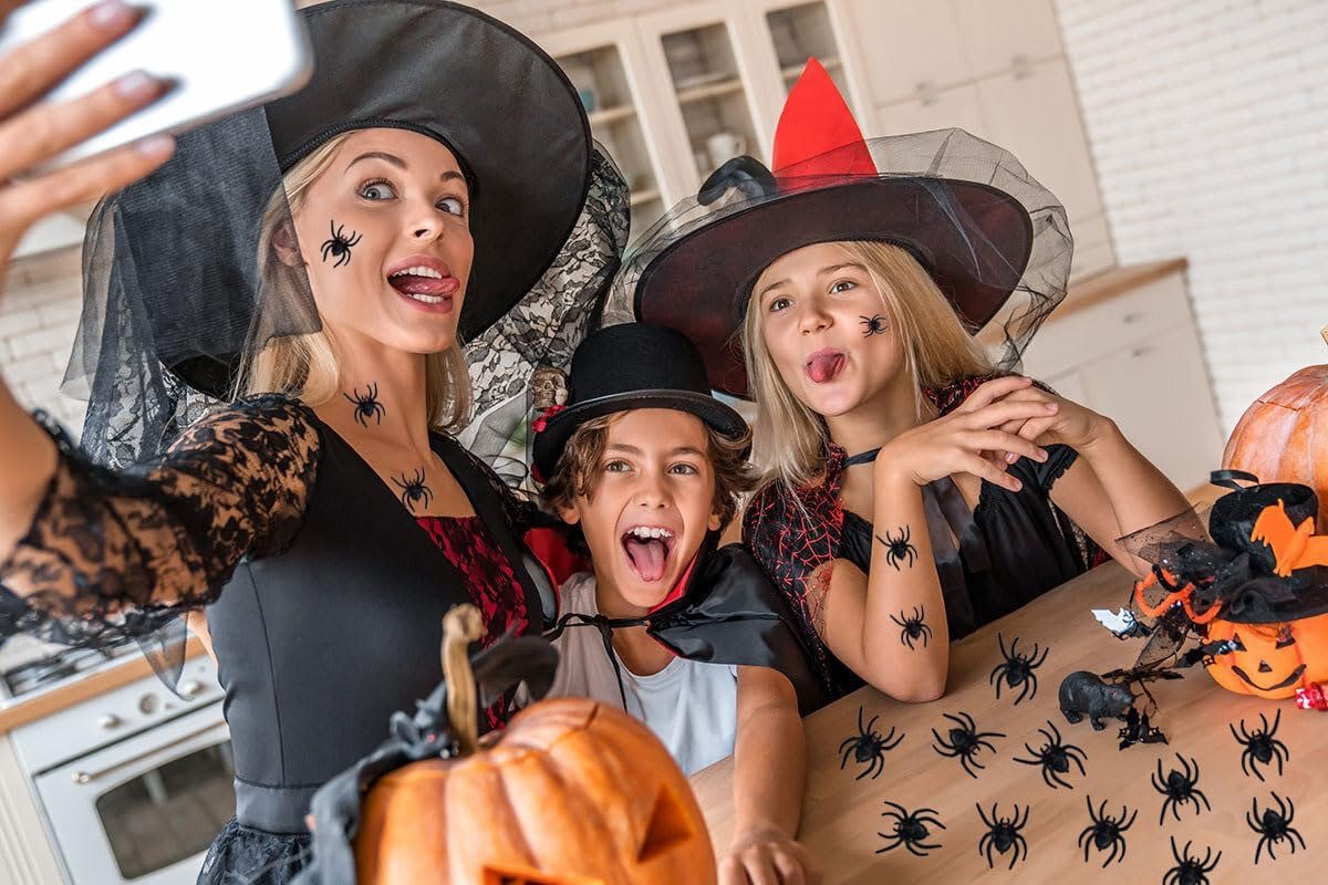 Realistic Plastic Spider Toys,Halloween Prank Props,Small Size Funny Halloween Decorations 30Pcs