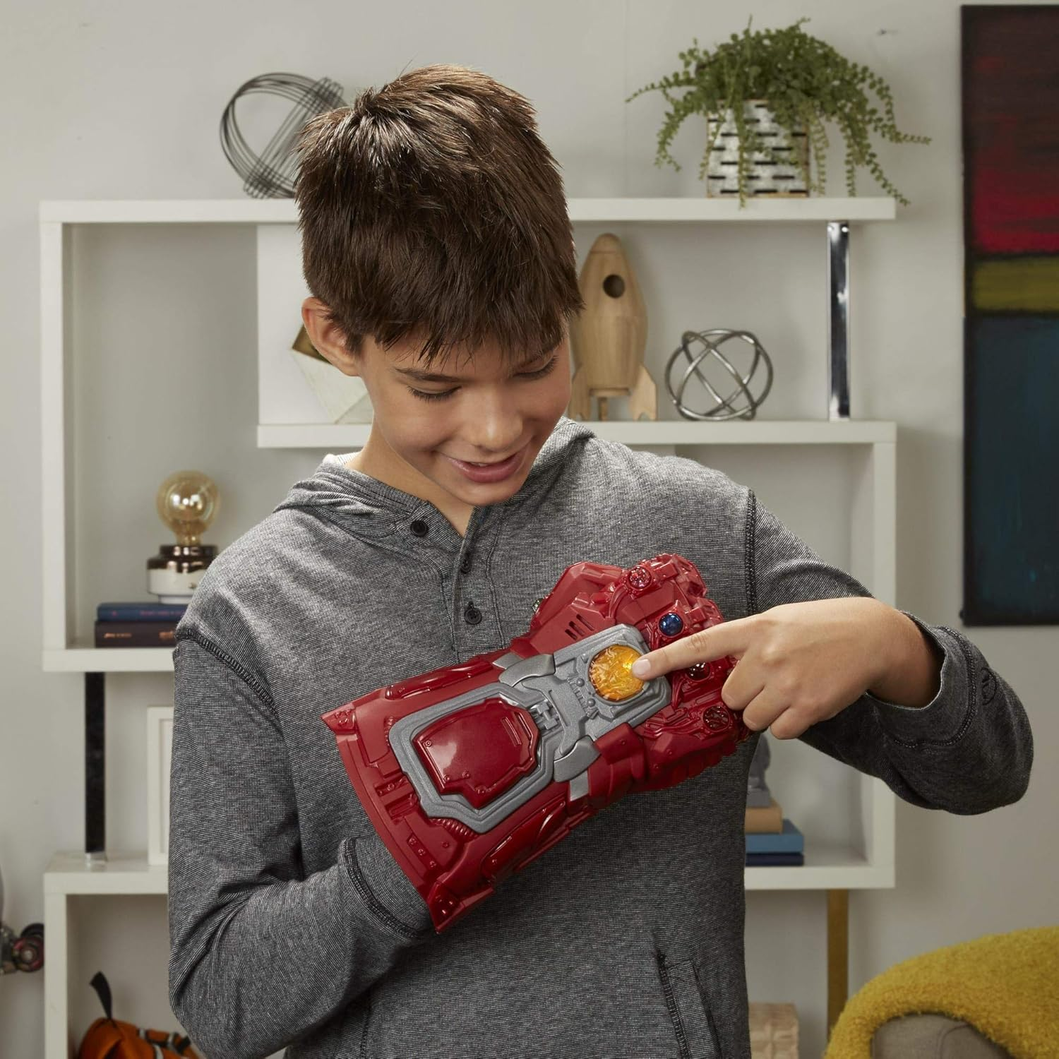 Avengers Marvel : Endgame Red Infinity Gauntlet Electronic Fist Roleplay Toy with Lights and Sounds for Kids Ages 5 and Up image number 2