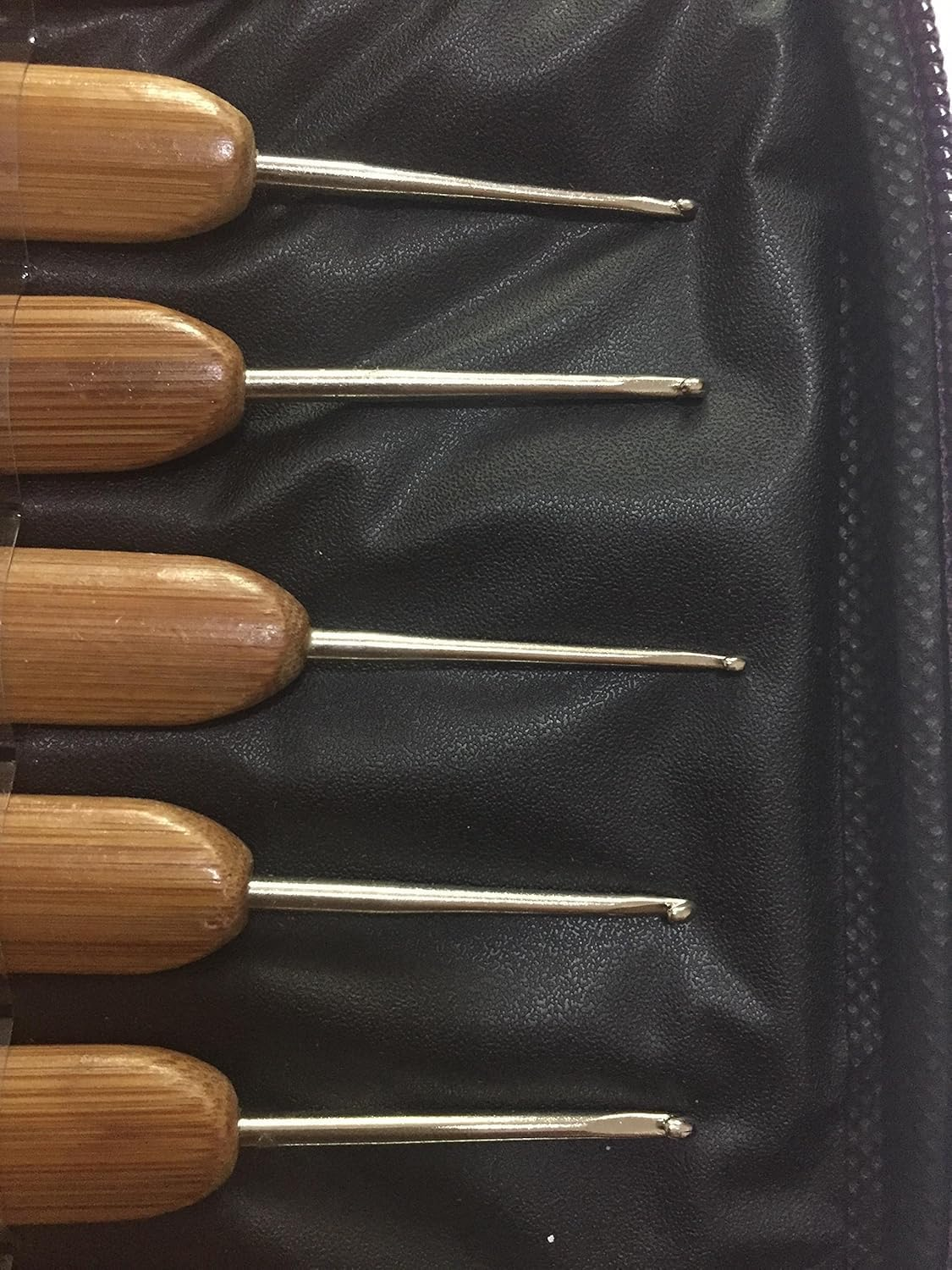 ZXUY Crochet Hooks Ergonomic Soft Touch Handles Aluminum Crochet Hook Set for Crocheting Lace/Doilies/Socks/Shawl/Gloves/Scarf/Sweaters/Bags (Wooden 20Pcs) image number 5