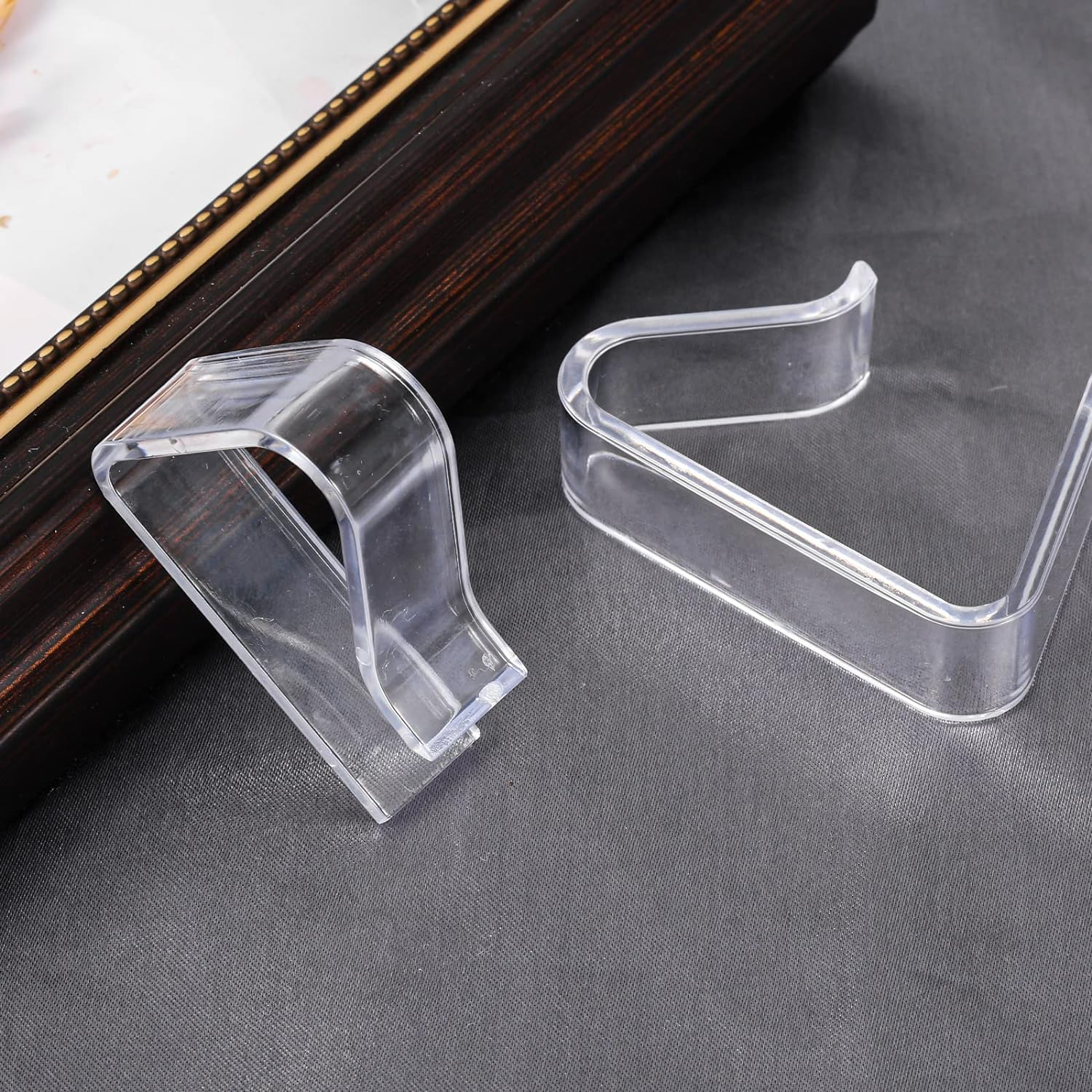 Luter 12Pcs Plastic Tablecloth Clips, Transparent Picnic Tablecloth Clips for Outdoor Tables Large Table Cloth Holder Table Cover Clips for Christmas Home Wedding Party Indoor Outdoor Camping image number 5