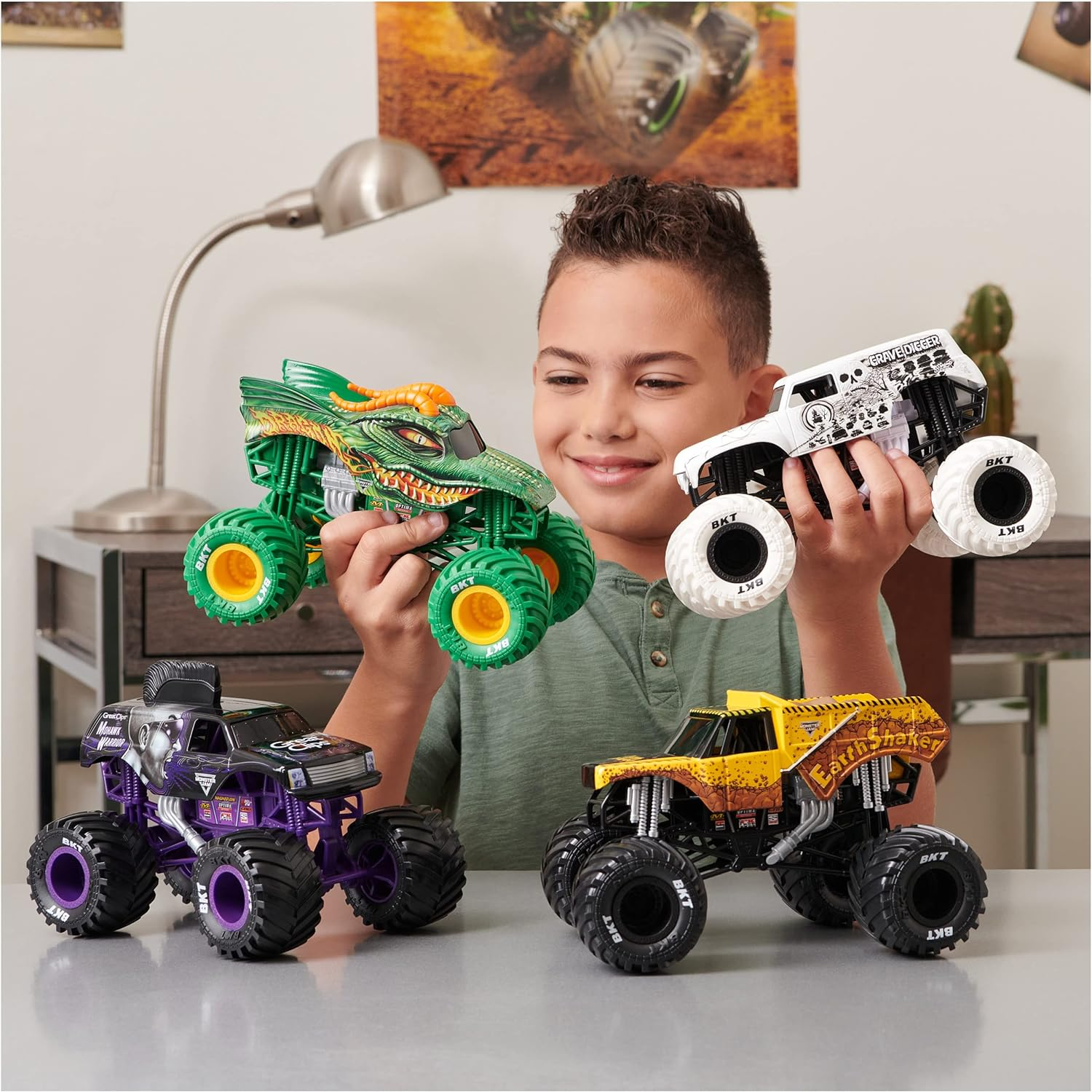 Monster Jam, Official Blue Thunder Monster Truck, Collector Die-Cast Vehicle, 1:24 Scale, Kids Toys for Boys and Girls Ages 3 and Up image number 4