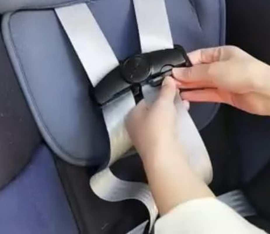 Car Seat Chest Harness Clip Universal Child Safer Belt Clip Buckle Lock Stroller Chest Clip Adjustable Guard for Baby and Kids (Black) image number 5