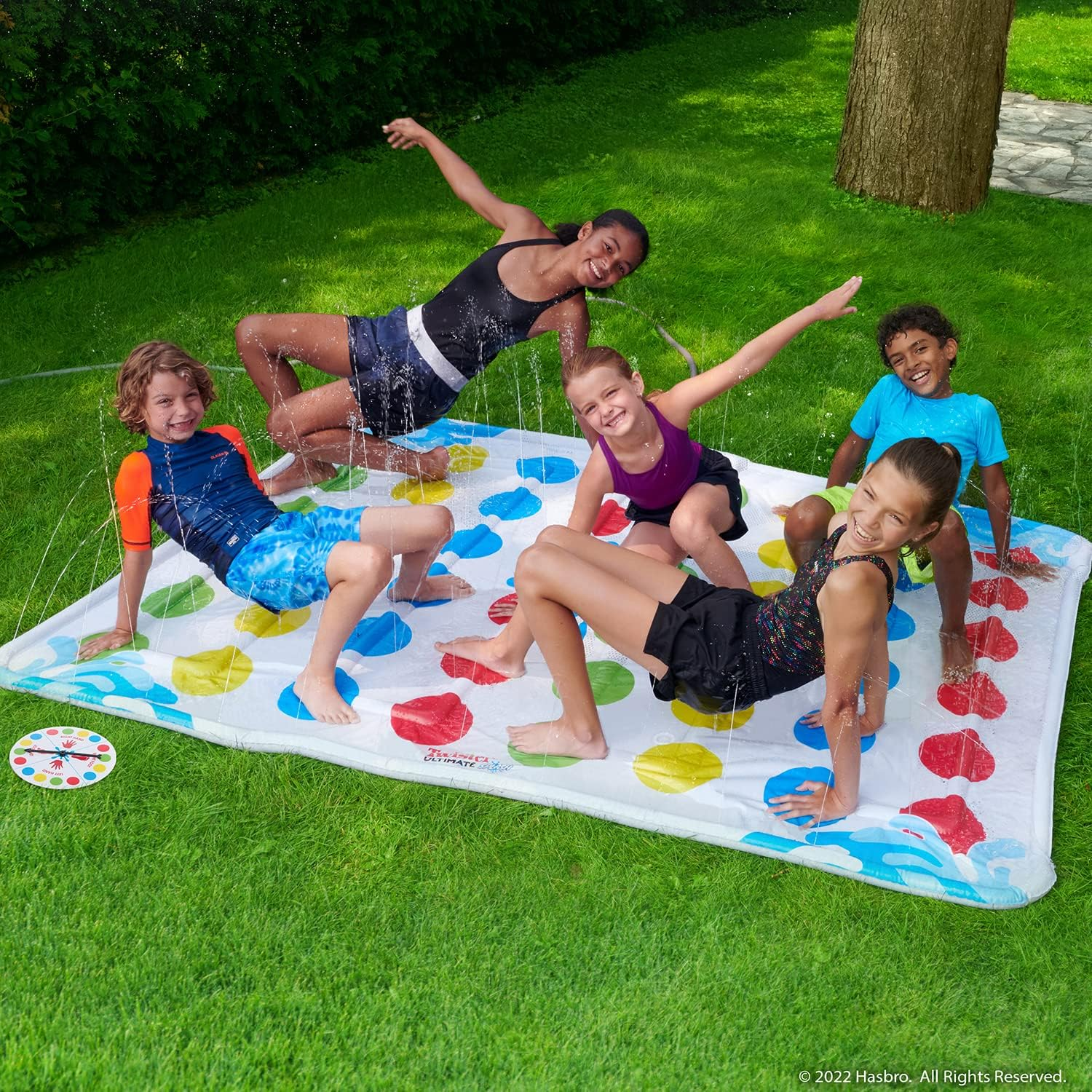 Hasbro Twister Ultimate Splash &ndash; Giant Outdoor Inflatable Water Twister Game for Kids &ndash; Backyard Summer Fun image number 3