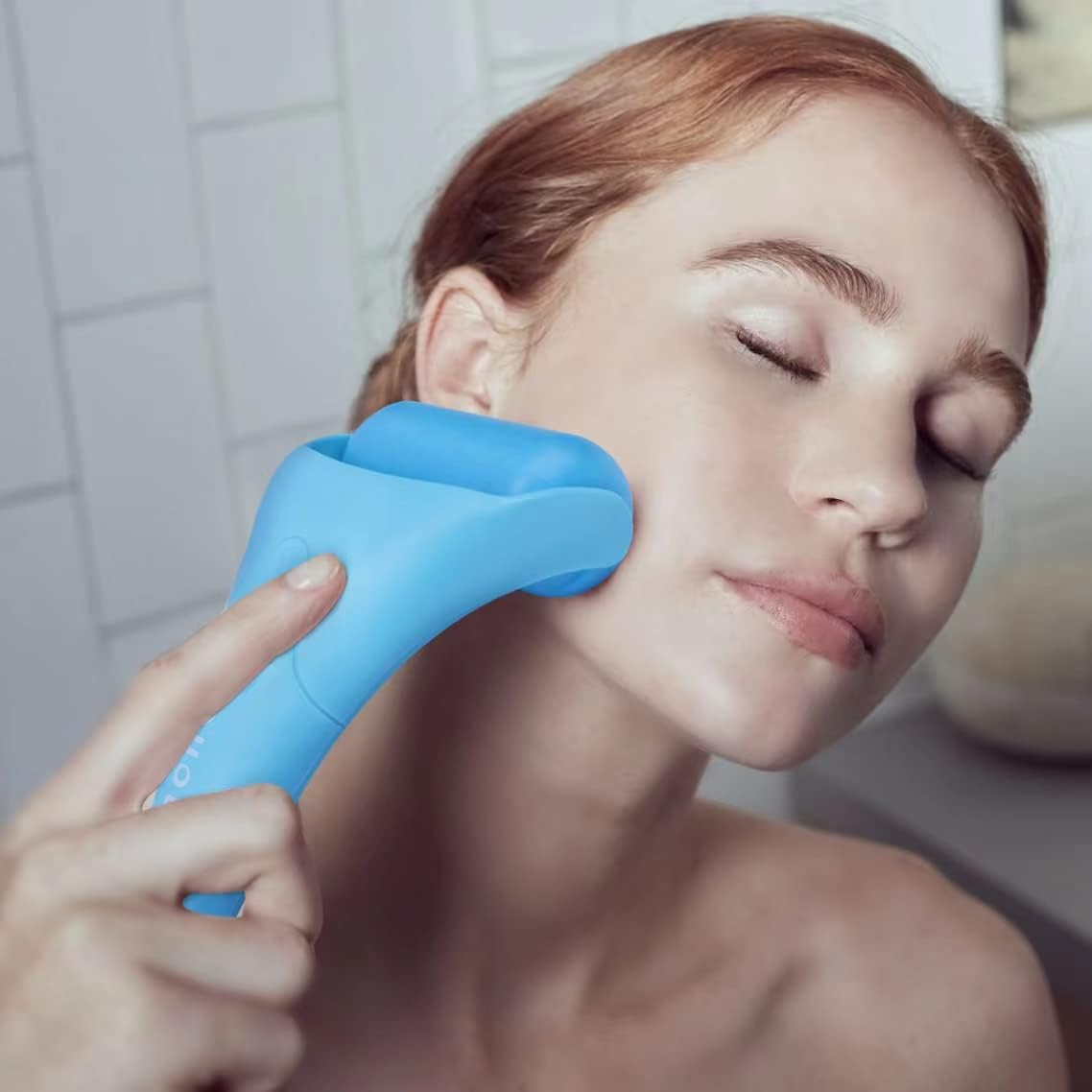 Ice Roller, Two Rollers Set, Big Size, Blue and White, Long Lasting Cold Treatment for Eye, Face and Body image number 4