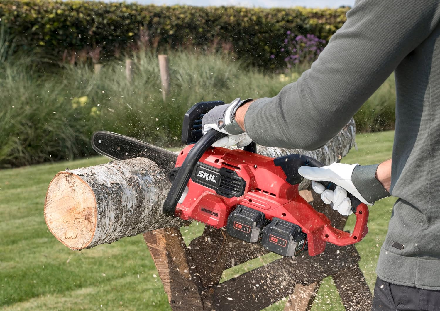 Skil Pwrcore 20V Brushless Chainsaw Kit with 2X2.5Ah Batteries and Dual Charger. image number 3