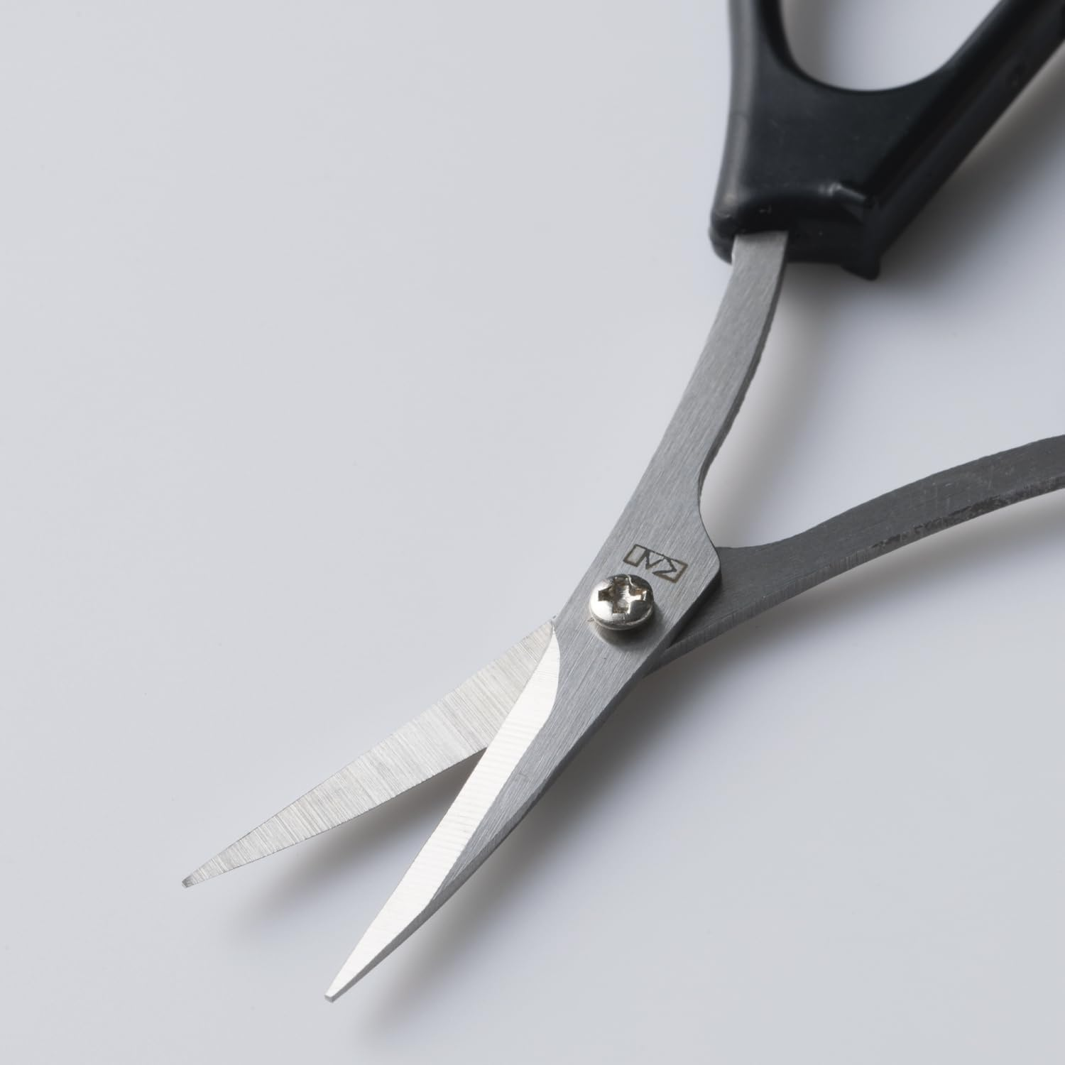 Kai KAI Groom! Fashionable Scissors Curved Blade with Cap Eyebrow Scissors Made in Japan HC1196