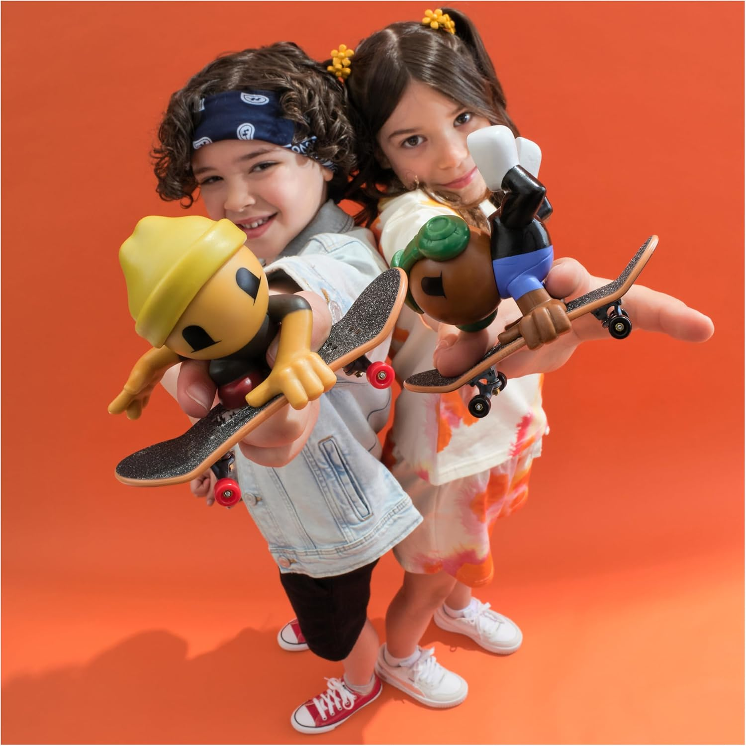 Tech Deck Sk8 Crew, 2-Pack Exclusive Fingerboards with Assistive Figures, Collectible and Customizable Mini Skateboards, Kids Toys for Ages 5 and up (Styles May Vary) image number 5