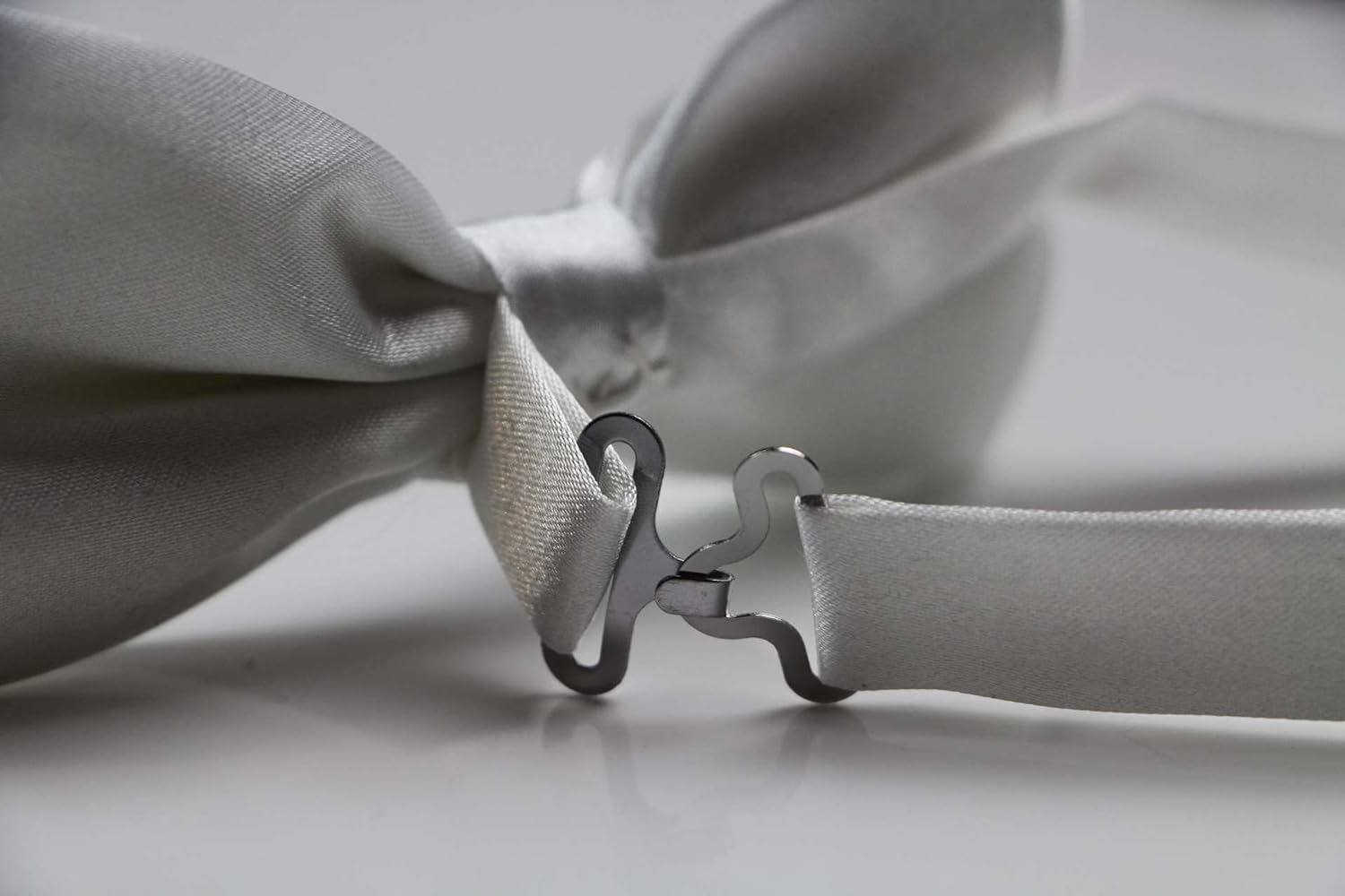 Mens White Solid Plain Colour Bow Tie image number 2