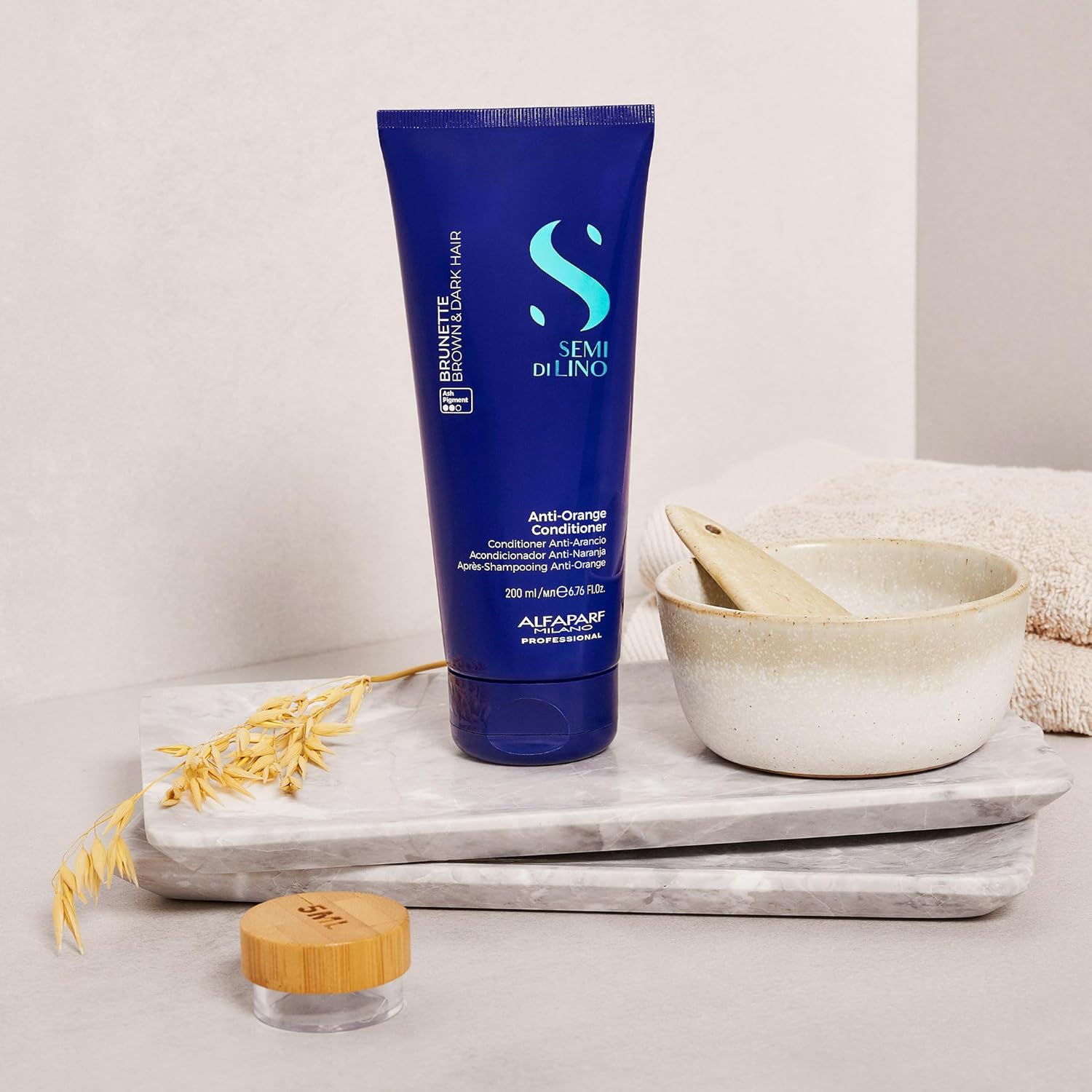 Alfaparf Milano Semi Di Lino Brunette Anti-Orange Conditioner - Blue Light Shield Technology - Detangles and Neutralizes Orange Tones - 6.7 Oz image number 4