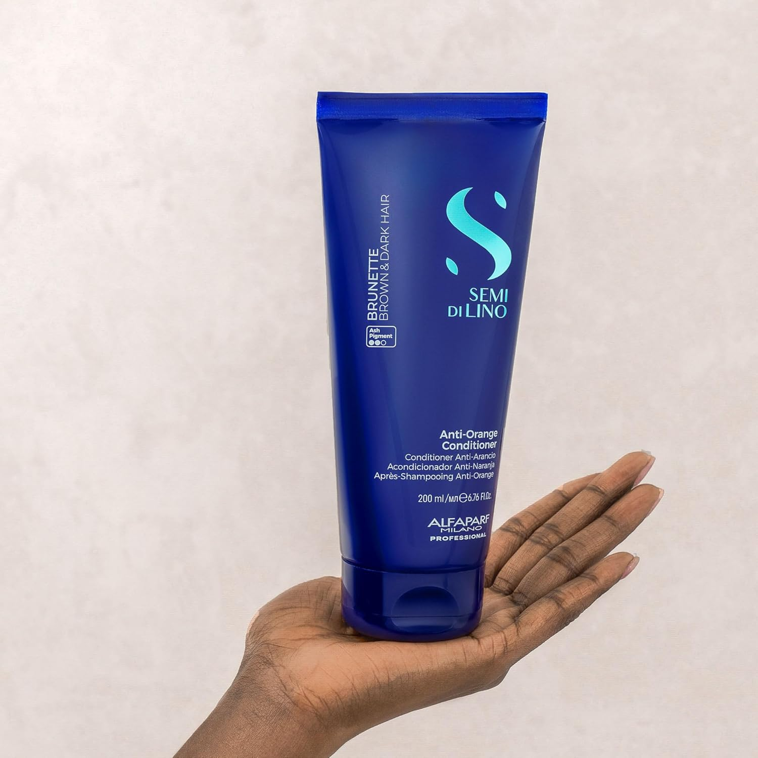 Alfaparf Milano Semi Di Lino Brunette Anti-Orange Conditioner - Blue Light Shield Technology - Detangles and Neutralizes Orange Tones - 6.7 Oz image number 2