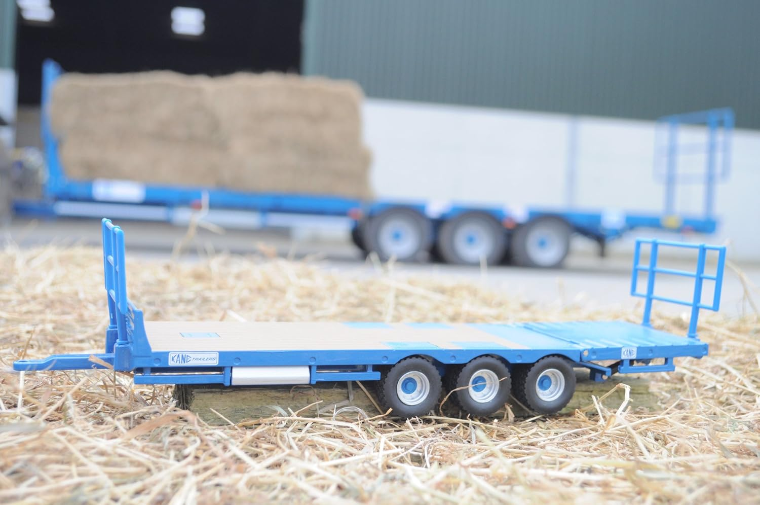 Britains Kane Bale Trailer, 38 Cm, 1:32 Scale, Farm Toy Vehicle Set, Unisex, Children 3+
