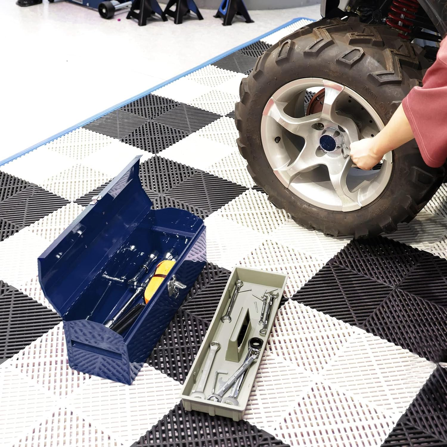 TCE ATB101U-1 Torin Portable Steel Tool Box: 19" Hip Roof Style with Metal Latch Closure and Removable Storage Tray, Blue image number 4