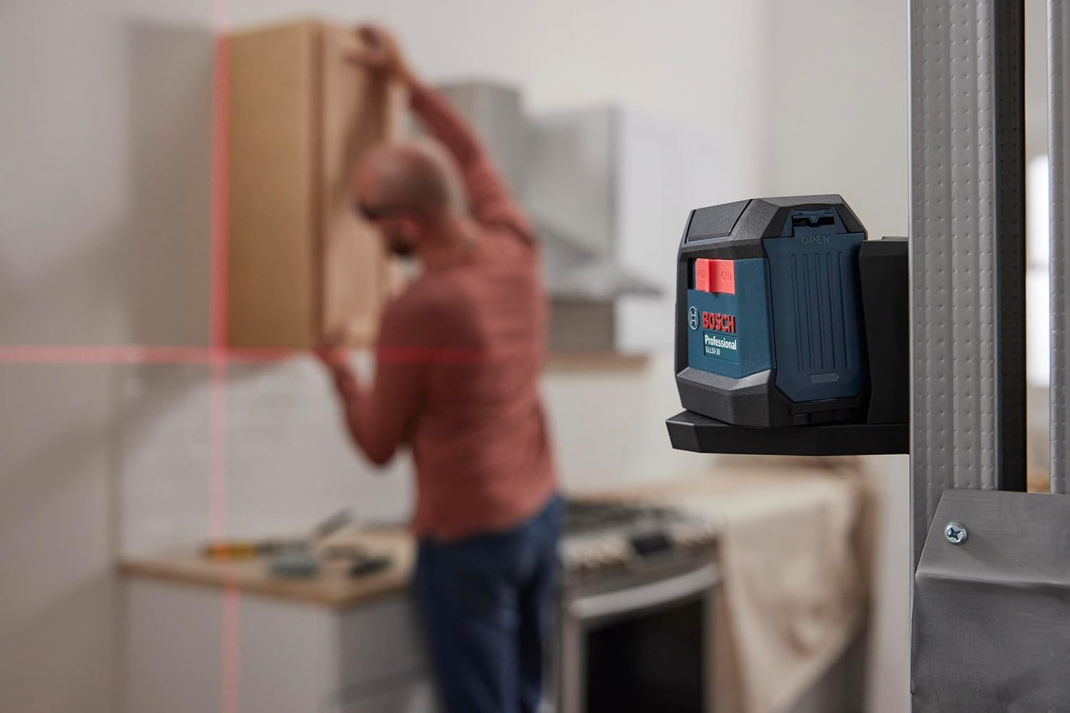 BOSCH GLL50-20 Cross Line Laser, Self Leveling, 50Ft Range and Magnetic Laser Mount image number 5