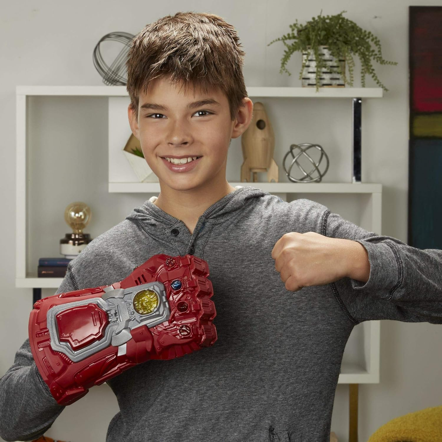 Avengers Marvel : Endgame Red Infinity Gauntlet Electronic Fist Roleplay Toy with Lights and Sounds for Kids Ages 5 and Up image number 4