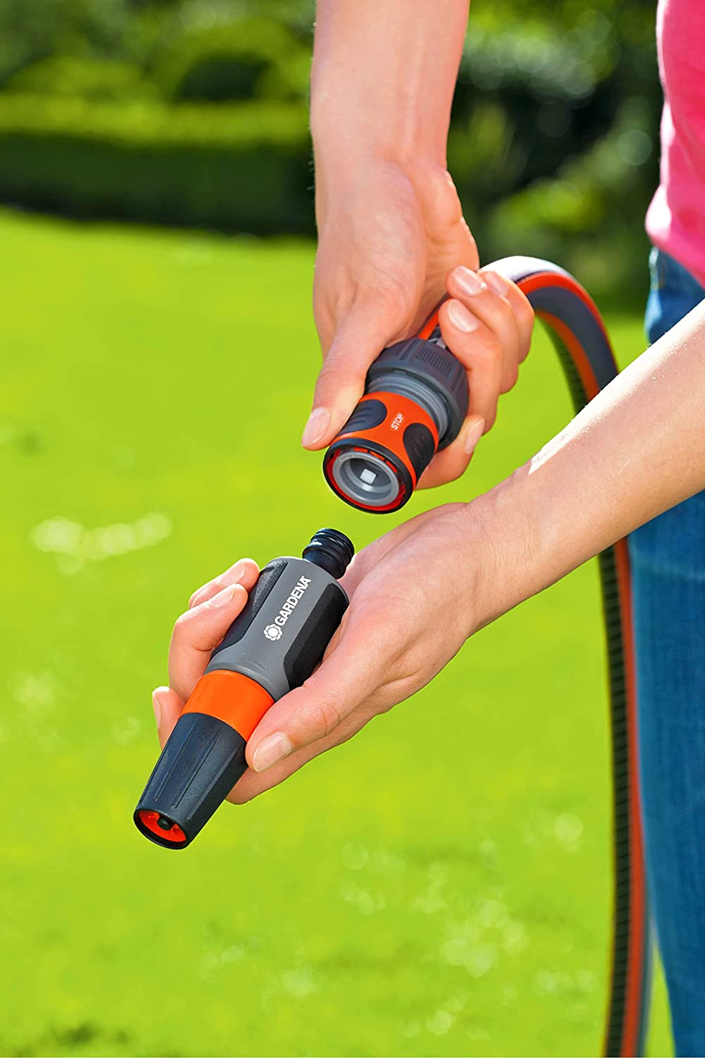 Gardena (39100) 100 Foot 5/8 Inch Heavy-Duty Quick Connect Hose, Heavy-Duty 5-Ply Design, Includes Quick Connectors and Adadpters, Kink-Resistant image number 2