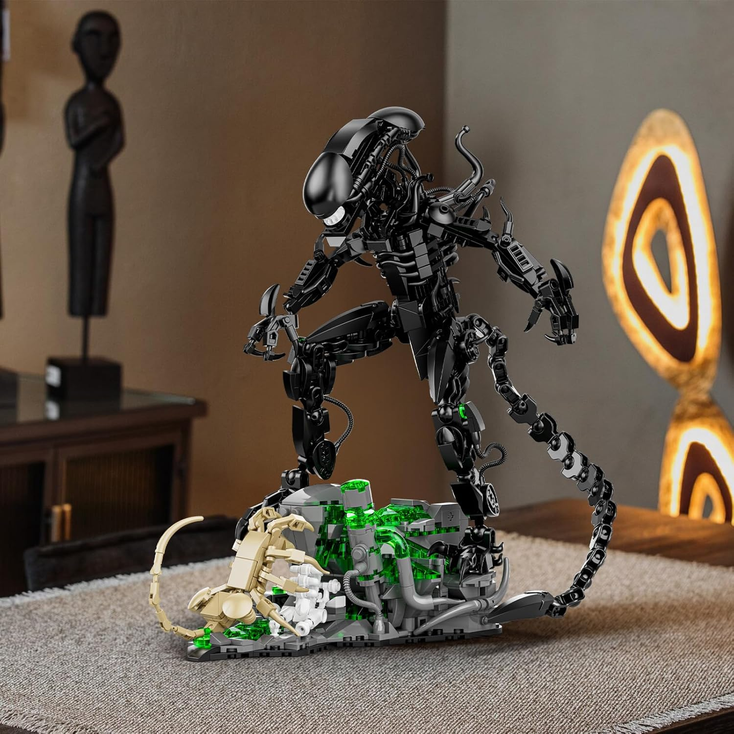 Xenomorph Action Figure with Facehugger Building Kit Compatible with  Sets for Adults, Horror Halloween Toys for Boys 8-12, 14 Years up (958 Pcs, with Led Light)