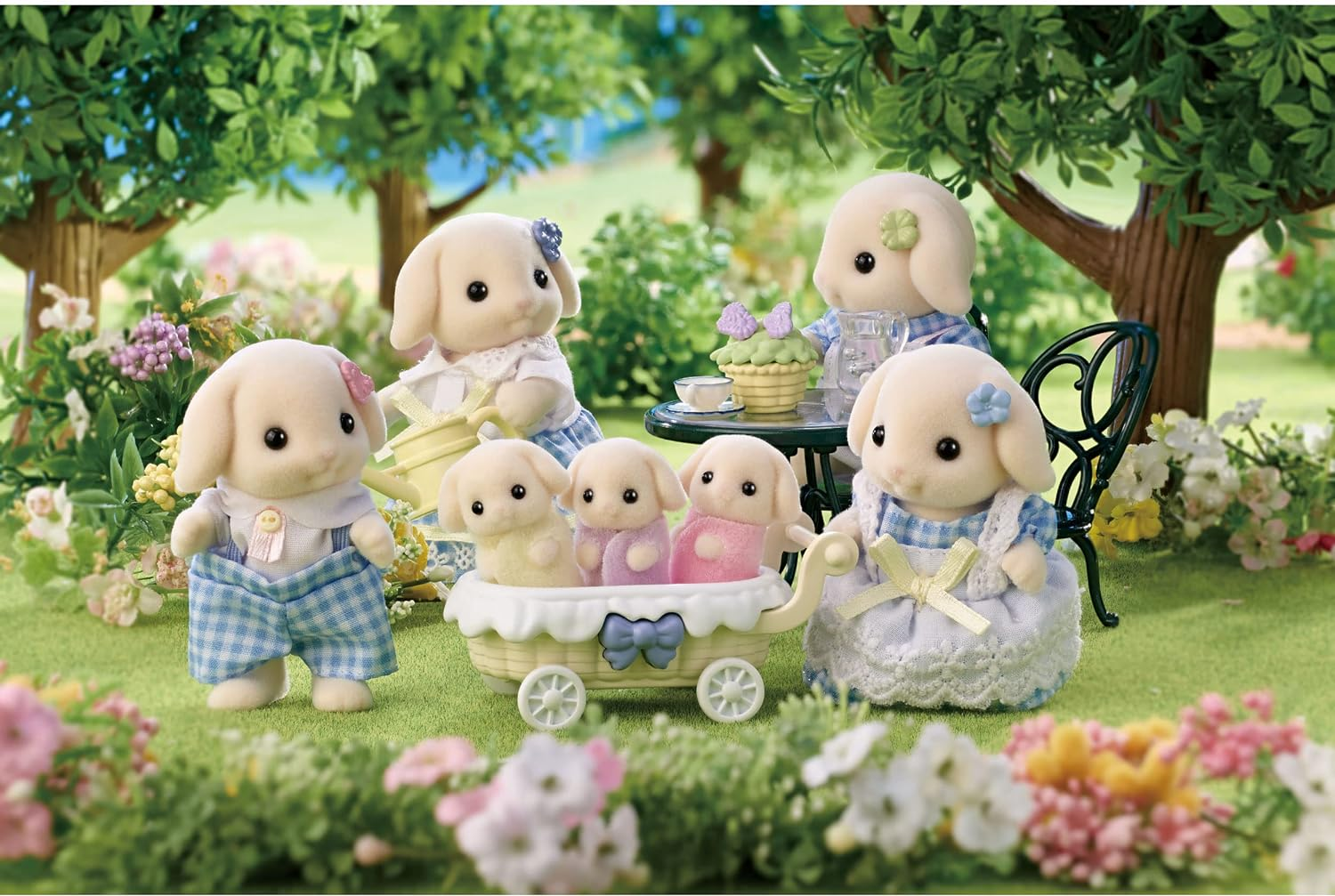 Sylvanian Families - 5735 Flora Rabbit Family - Dollhouse Playsets, ['Blue', 'Checkered']