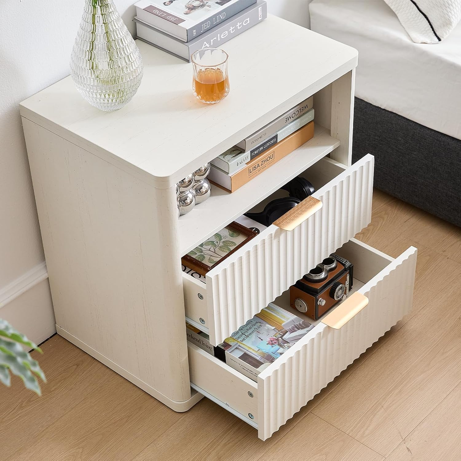 LELELINKY 58 X 39 Cm Fluted Bedside Table with 2 Drawers,Modern White Bed Side Tables Storage Chest of Drawers with Open Shelf,Wood Nightstand Cabinet with Metal Handles for Bedroom,Living Room image number 6