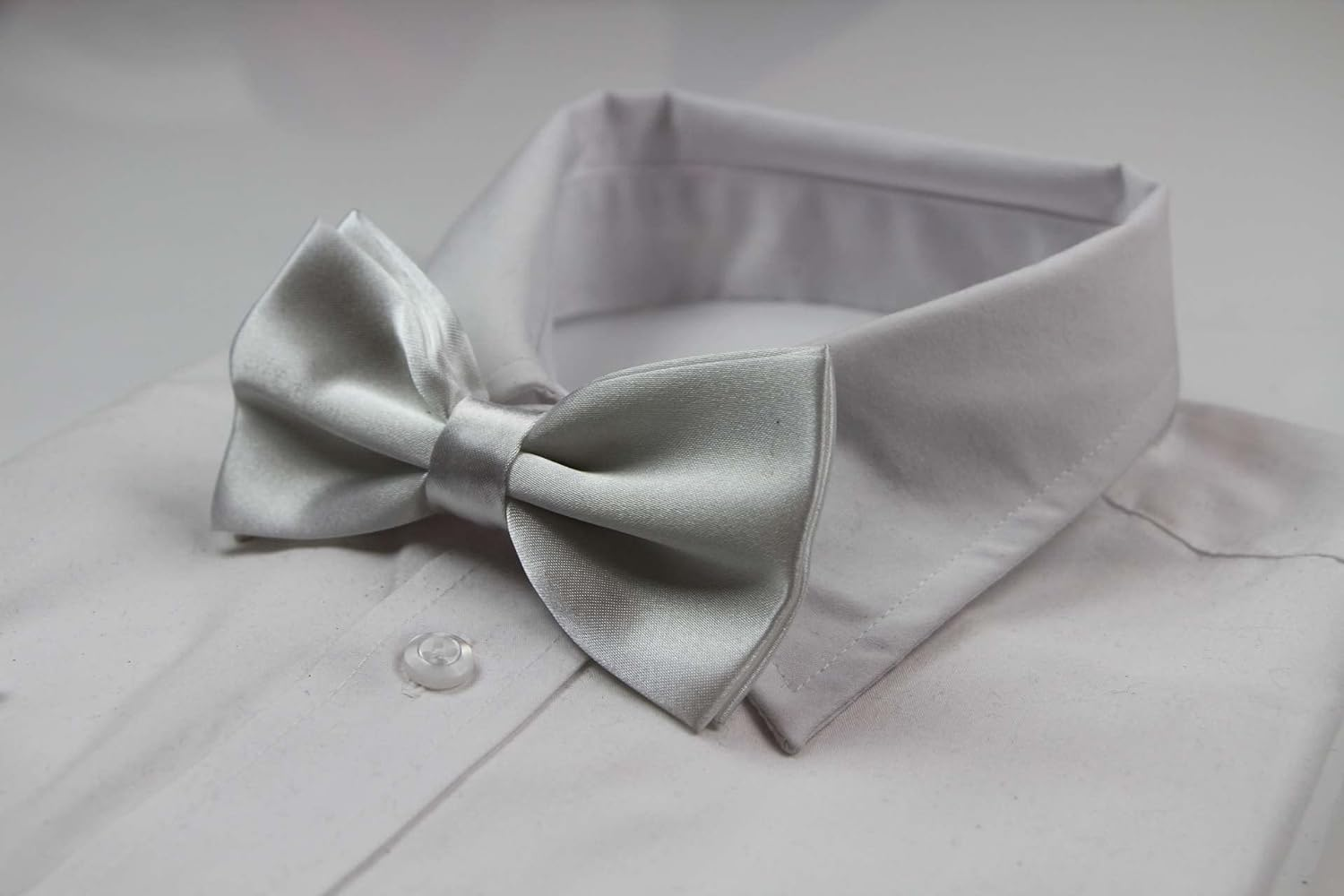 Mens White Solid Plain Colour Bow Tie image number 1