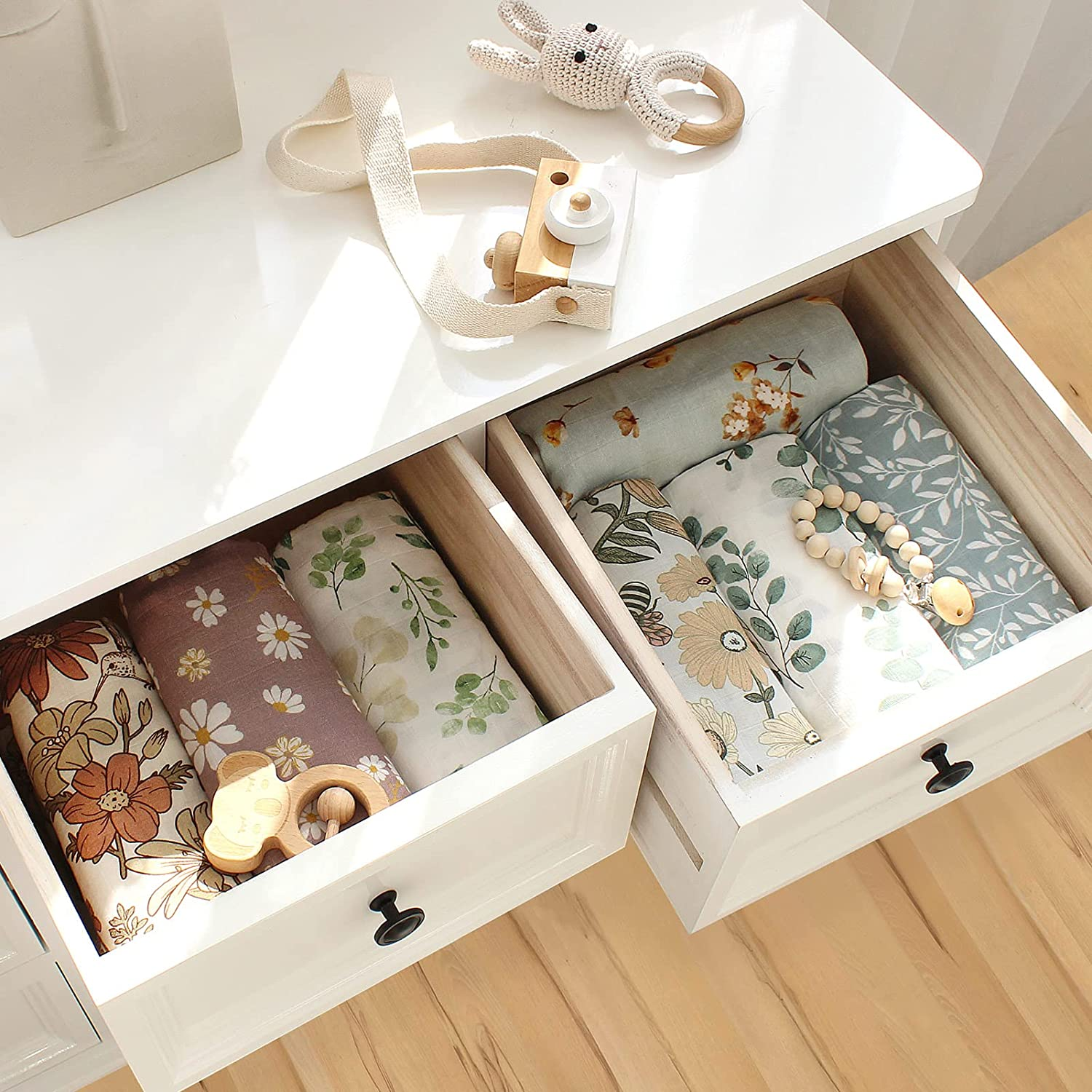 Lifetree Baby Swaddle Blankets, Muslin Wraps Unisex Newborn Receiving Blanket for Boys & Girls, 70% Viscose from Bamboo and 30% Cotton, Soft, Breathable, Large 120 X 120Cm Eucalyptus Pattern - Bearhead image number 5