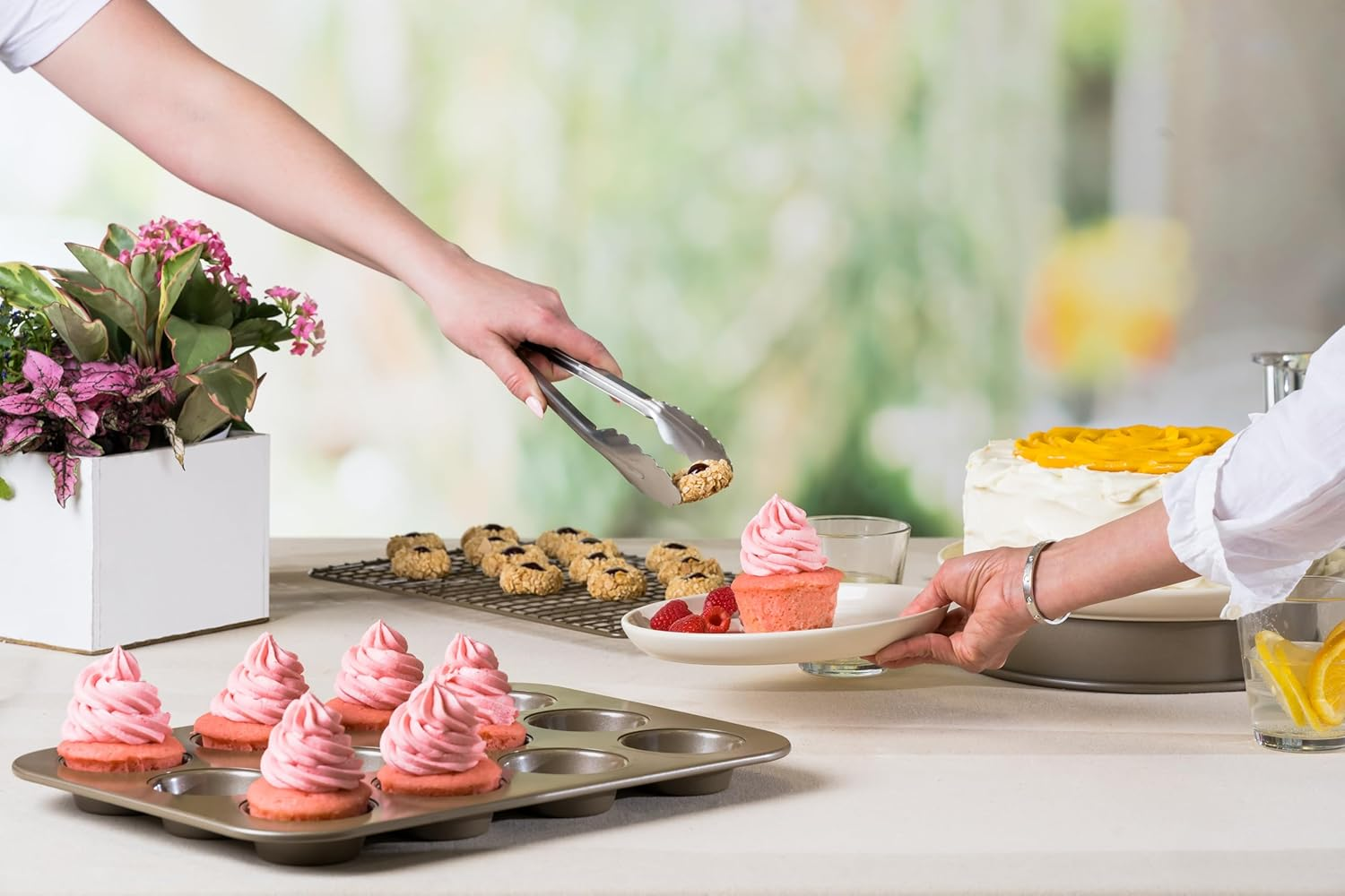 Cuisipro 57578 Serving Stainless Steel Locking Tong, 30.5 Cm image number 3