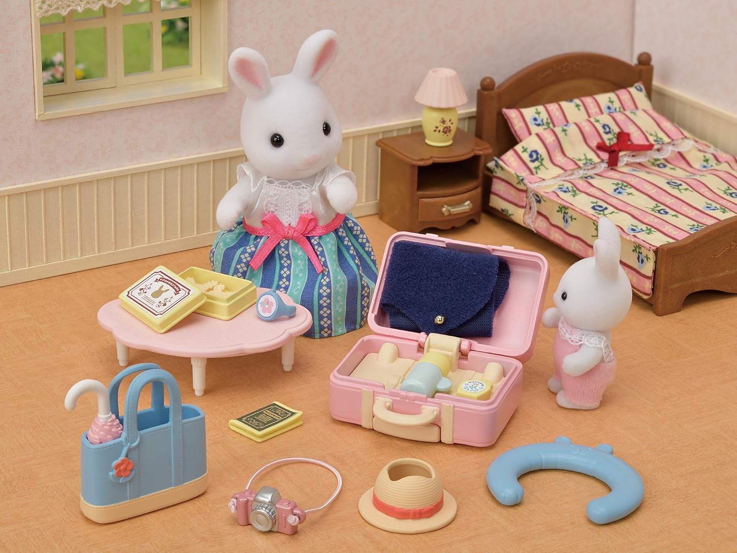 Sylvanian Families - Weekend Travel Set -Snow Rabbit Mother image number 6
