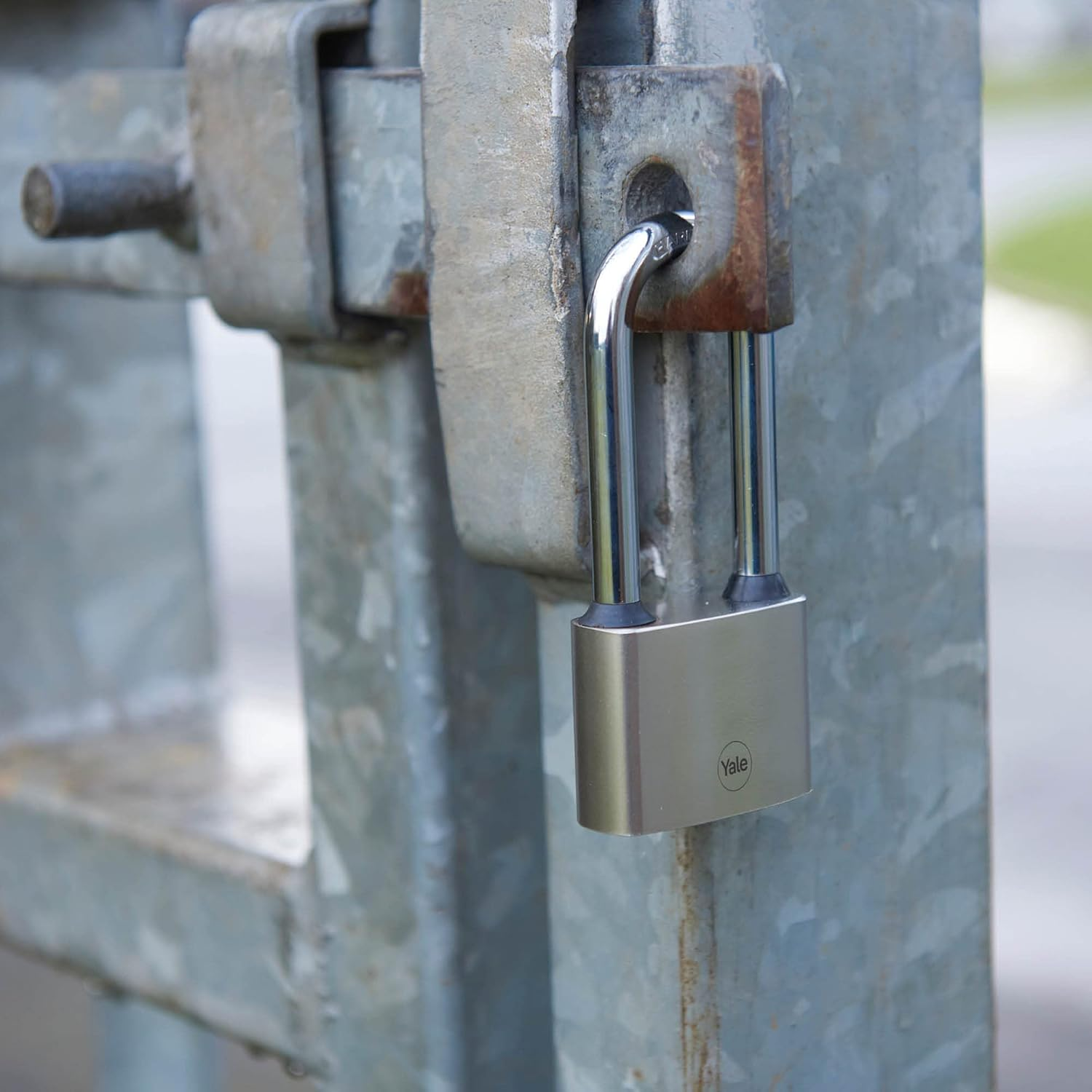 Yale Iron Disc Padlock 40Mm - Nickel Plated - Hardened Steel Long Shackle - Extreme Corrosion Resistance for Outdoor Use image number 5