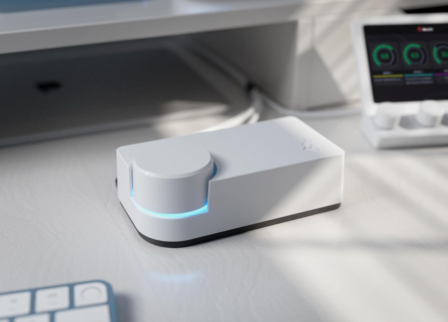 BEACN Studio &ndash; USB XLR Audio Interface for Creators, Built in DSP Mic Chain, Ultra-Low-Noise Preamp, Mutli-Channel Dual PC and Console USB-C Connections, for Streaming, Gaming, and Podcasting (White)