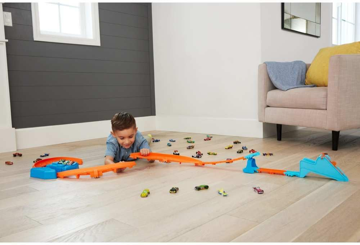 Hot Wheels Toy Car Track Set, Deluxe Building Box with Motorized Booster, 1:64 Scale Vehicle, Speed Snap Track, Boosted Jump Speedway image number 2