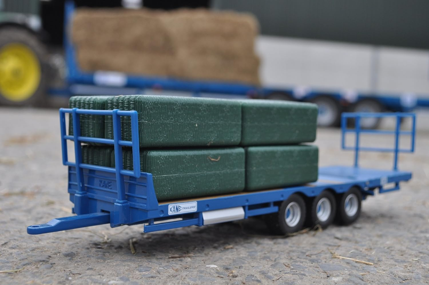 Britains Kane Bale Trailer, 38 Cm, 1:32 Scale, Farm Toy Vehicle Set, Unisex, Children 3+ image number 3