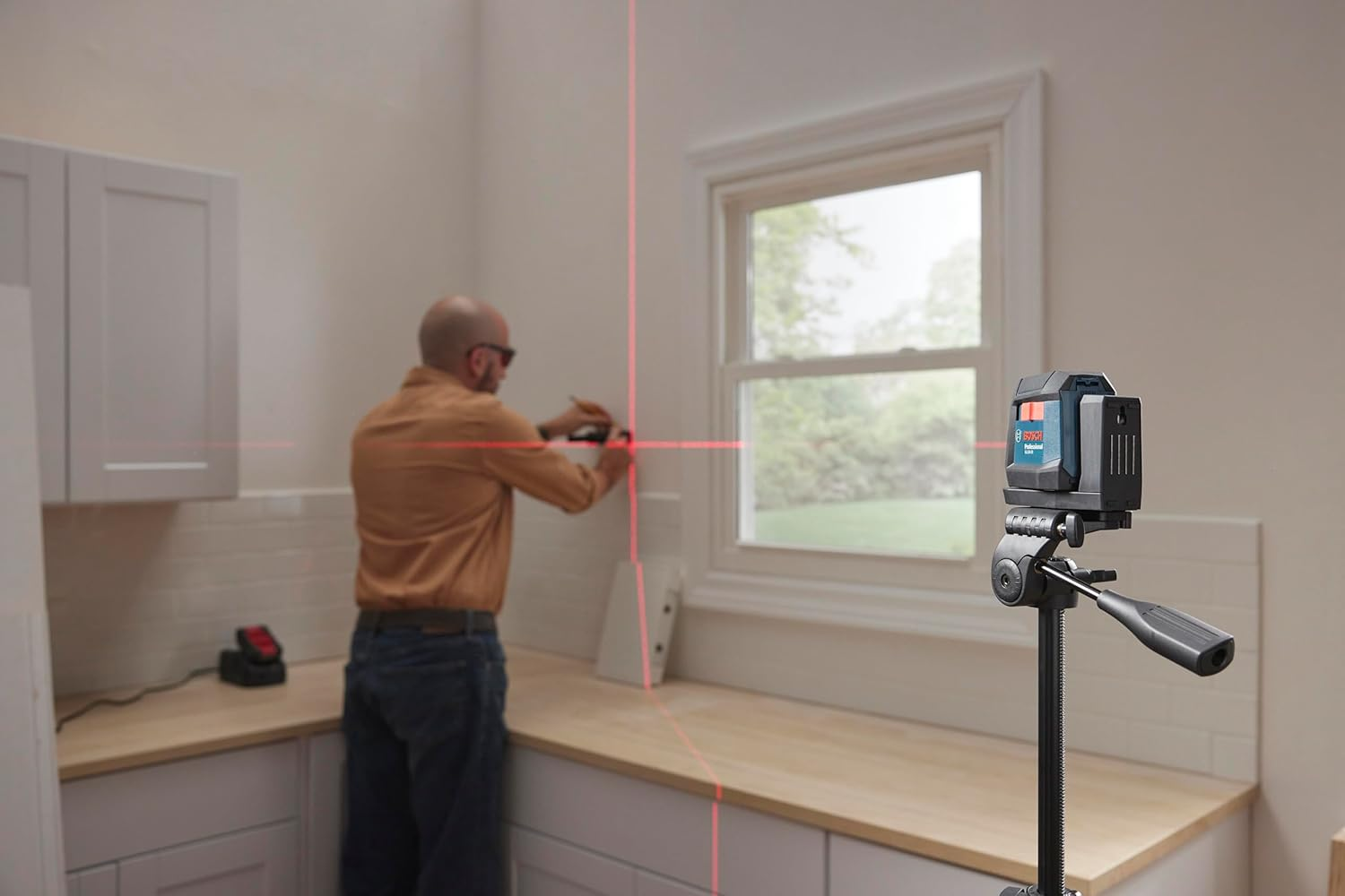 BOSCH GLL50-20 Cross Line Laser, Self Leveling, 50Ft Range and Magnetic Laser Mount image number 6